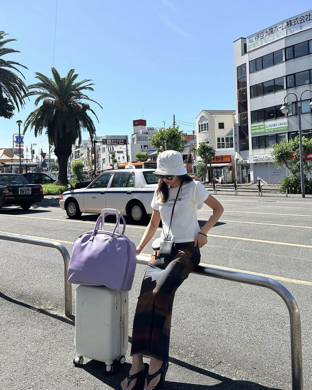 のインスタグラム：「🚈🤍  国内旅行で、沢山移動するなって時は軽くて小回りが効く @awwtravel_official のスーツケースと新しくゲットした、 スーツケースのキャリーバーにはめられる 大容量のボストンバッグ👜  サボテンを利用して作られた ビーガンレザーを使ったバッグで、 サステナブルなだけじゃなくてマチも広いし ジッパーも全開になり、内ポケットも沢山あるから 収納しやすくて使い勝手が良すぎる👏🏻🥺🌵(4枚目)  4枚目に写ってる青いポーチもAwwので、 スキンケア系が立ててそのまま入れられて、 収納力抜群のめちゃめちゃ愛用してるポーチ🫧  どこに何があるか一目でわかるからストレスフリーで、 旅行には最適過ぎる最強ポーチ😢💕  .」