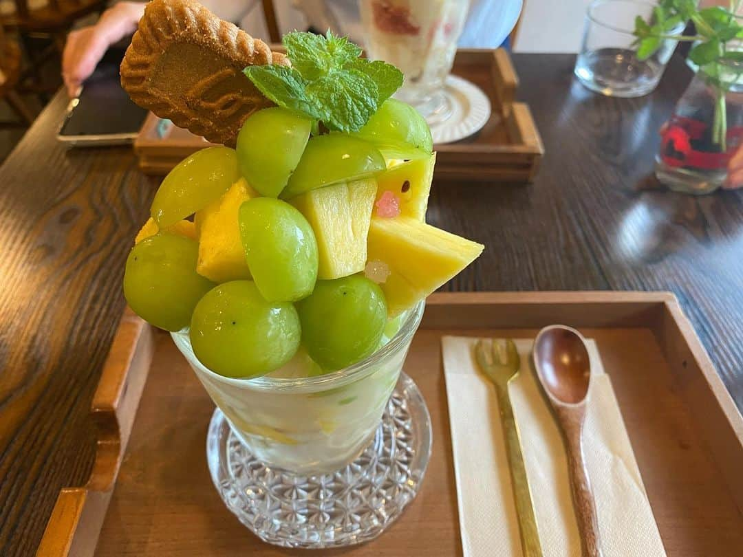 西﨑梨乃さんのインスタグラム写真 - (西﨑梨乃Instagram)「. もぐもぐタイム😋🍴 . シャインマスカットとパイン🍍のパフェ🫶🫶🫶 . 果物たくさんで美味しかったです🥰🥰🥰 . フルーツを必死に落とさないように食べてる写真ですが 友達とお話ししながら 何度か落ちてしまいました🤣 パフェを上手に食べられるようになりたい🥺！笑 . . @rino_nishizaki  . . #西日本放送 #RNC #岡山 #香川 #善通寺 #善通寺カフェ  #香川グルメ #穐の実 #穐の実パフェ #アナウンサー」8月31日 20時02分 - rino_nishizaki