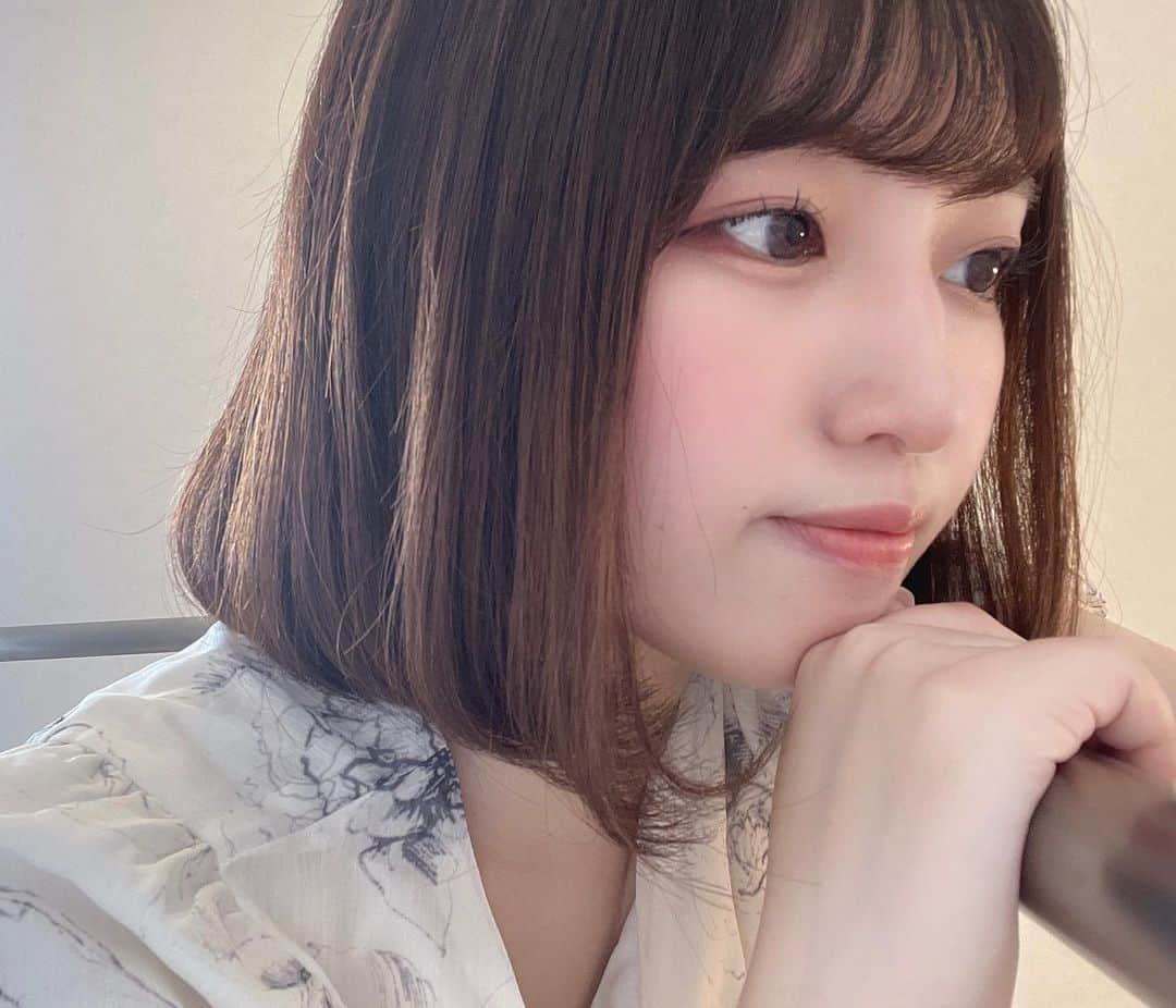 郷杏樹のインスタグラム：「. 気づいたらSNS放置するの 本当に辞めたい...( ¯⌓¯)  髪の毛切ってから 写真撮ってないので、 この写真は切る前です...!!  最近はお仕事も落ち着いて(?) ここ最近で１番まったり過ごしてます  今更ツムツムにハマって 永遠にツムツムしてます (ハートくれる人いないから ハート復活するの待ってる)  という近況報告でしたっっ 元気です( Ꙭ)  ２枚目は作ったマカロンです」