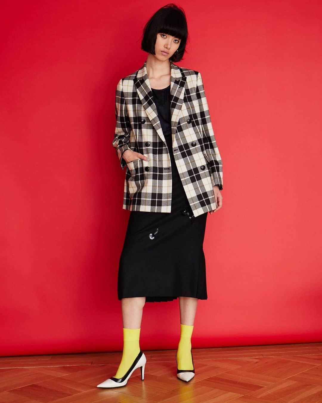 のインスタグラム：「❤️ .  《 KEITAMARUYAMA 2023 Autumn & Winter Collection 》  「Love Me Tender」  「やさしく愛して」という意味を持つこの言葉、 多くの人は、エルビス・プレスリーの曲を思い浮かべるでしょう。  まさに、その曲からインスパイアされたコレクション。  ロカビリーやR＆Bを愛するTEDDY BOYのスタイルをベースに、 レディライクとハンサムウーマンの2つのテイストを軸に1950年代の気分で構成されています。  #keitamaruyama  #2023AW #lovemetender」