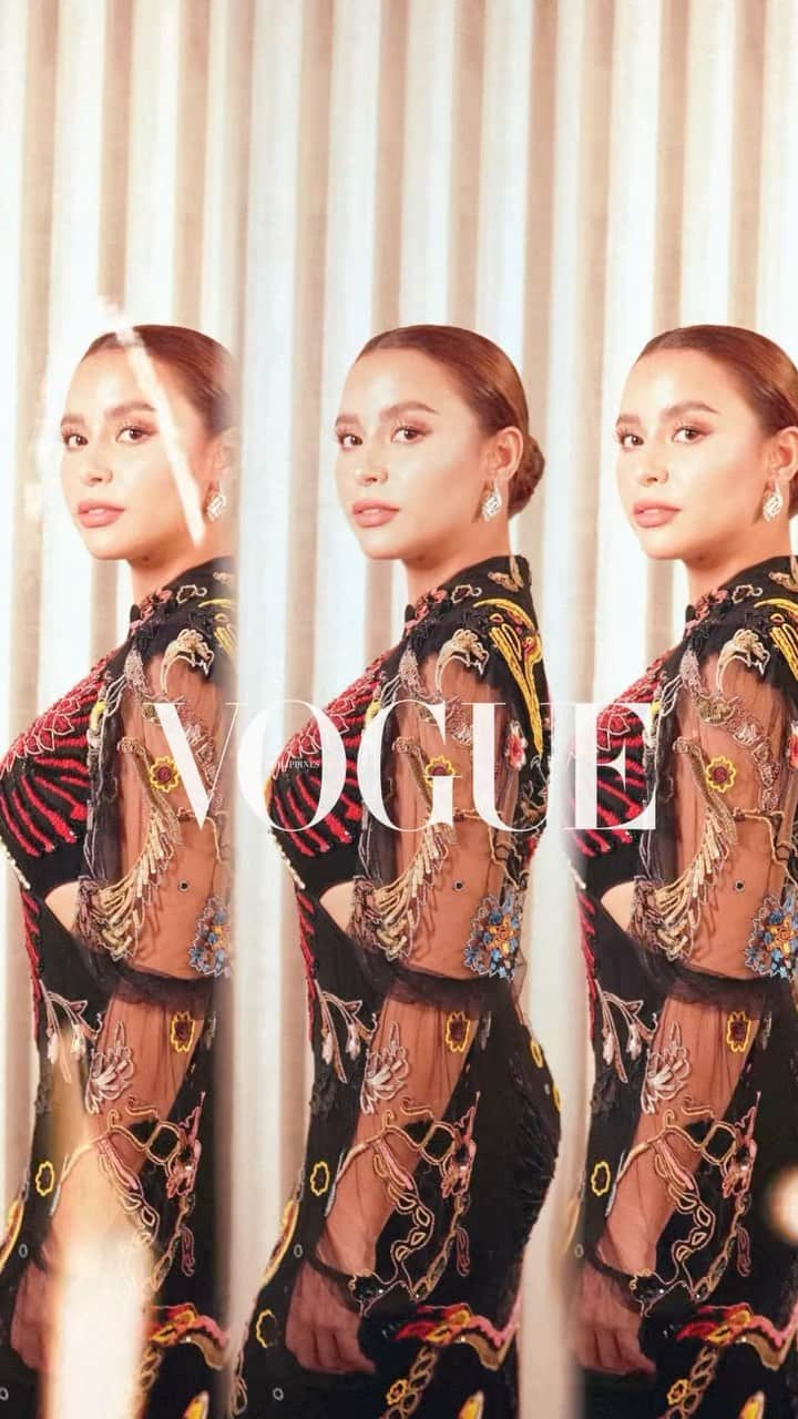 ヤシー・プレスマンのインスタグラム：「attended the @voguephilippines anniversary party in @alexandermcqueen 🦜 and vintage 1950s marquise and round diamond earrings from @jmajewelry ✨   styling by @joannagee video @jeoboymarasigan hair @brixbatalla makeup @itsbdelgado nails @mimsqiu @minmeluxurynails 💅」