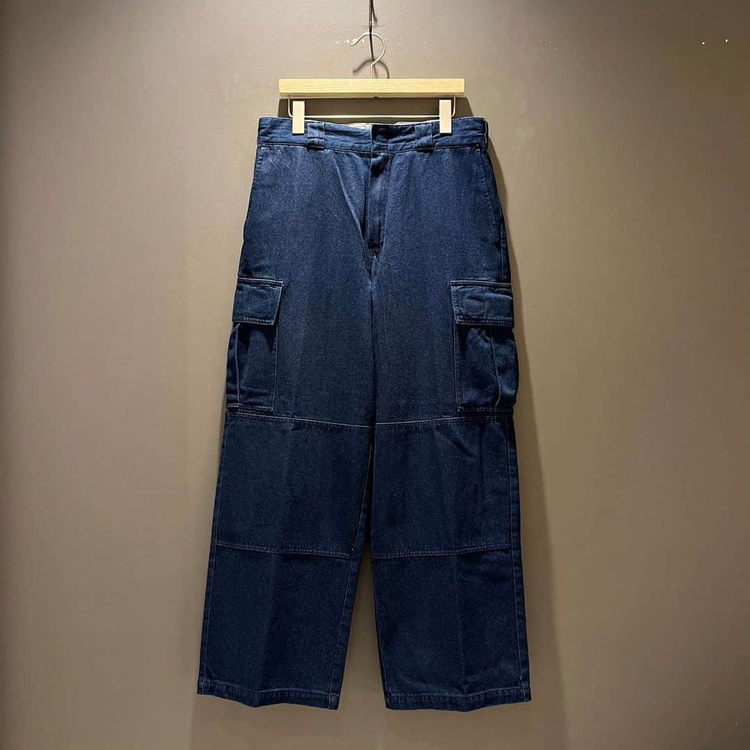のインスタグラム：「＜Dickies＞×＜BEAMS＞ Mens Denim Double Knee Cargo Pants Special ¥18,700-(inc.tax) Item No.11-24-1408 BEAMS JAPAN 2F ☎︎03-5368-7317 @beams_japan #dickies #beams #beamsjapan #beamsjapan2nd Instagram for New Arrivals Blog for Recommended Items」