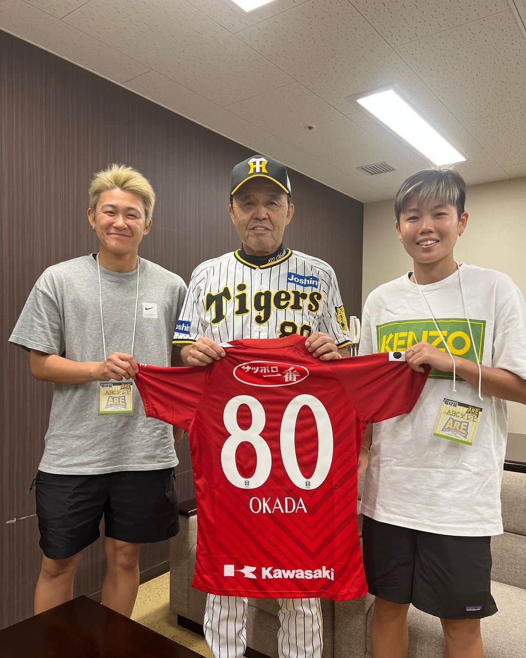 三宅史織のインスタグラム：「. 昨日甲子園球場に試合を観に行ってきました！！ 甲子園の迫力は凄かったです🐯⚾️  そして岡田監督ともお会いして、お話をすることができました！ ありがとうございました😊  #甲子園 #阪神タイガース #inac」