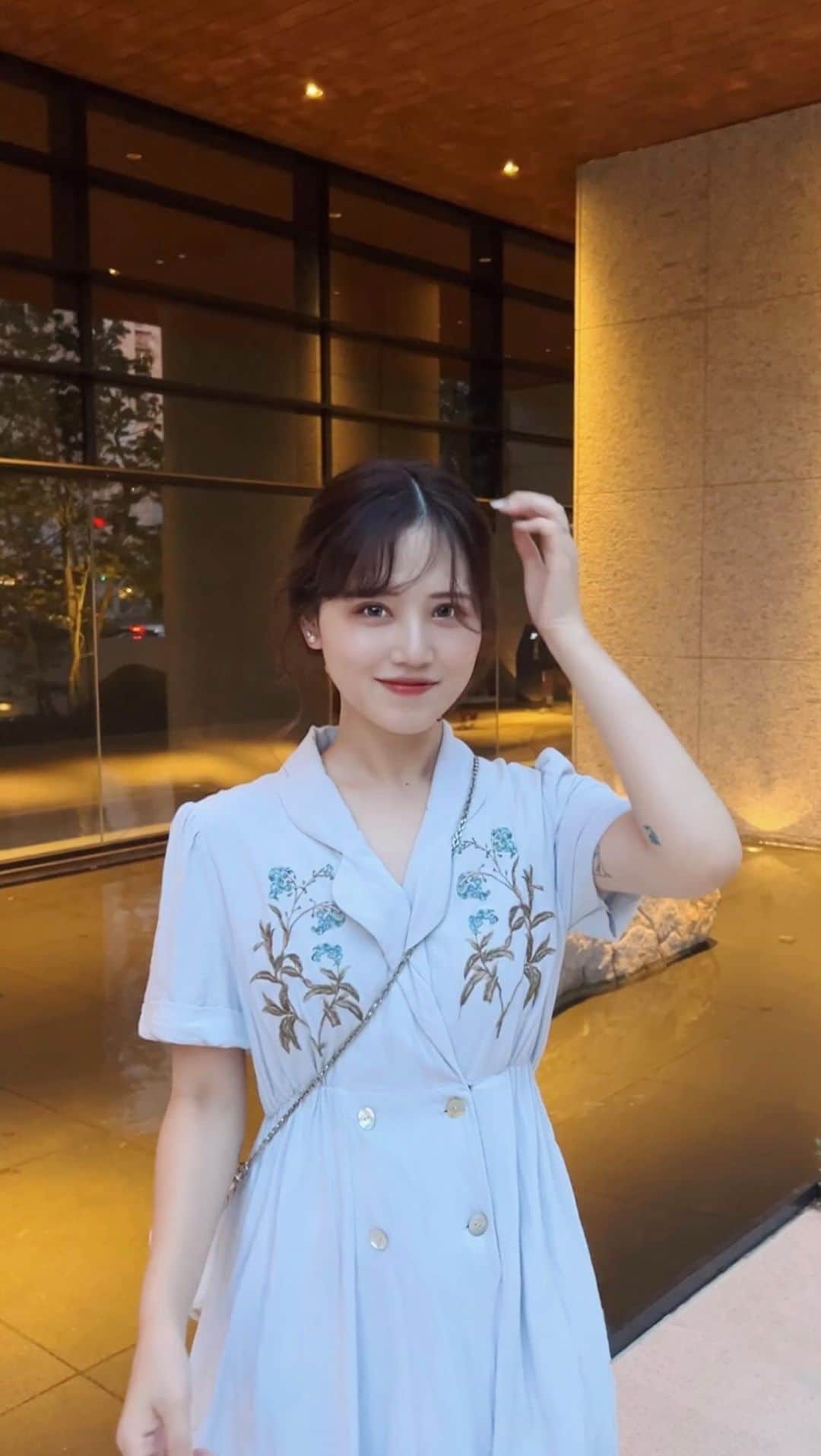 金光みり愛のインスタグラム：「. ヘアセット自分でやったら毛先巻き忘れた😗 三つ編みも緩いしまだまだだ🫠笑  @priveve_priveve 初期の頃のワンピ可愛いなぁ🫶🏻💐」