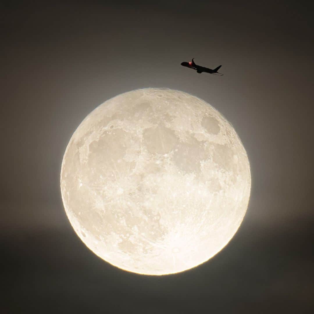 KAGAYAのインスタグラム：「十六夜（いざよい）のフライト。 どこまで飛んでいく飛行機でしょうか。 （今撮影） 空をご覧ください。 東に十六夜の満月が昇りました。  #moon #満月 #starphotography #sonyalpha #α7v」