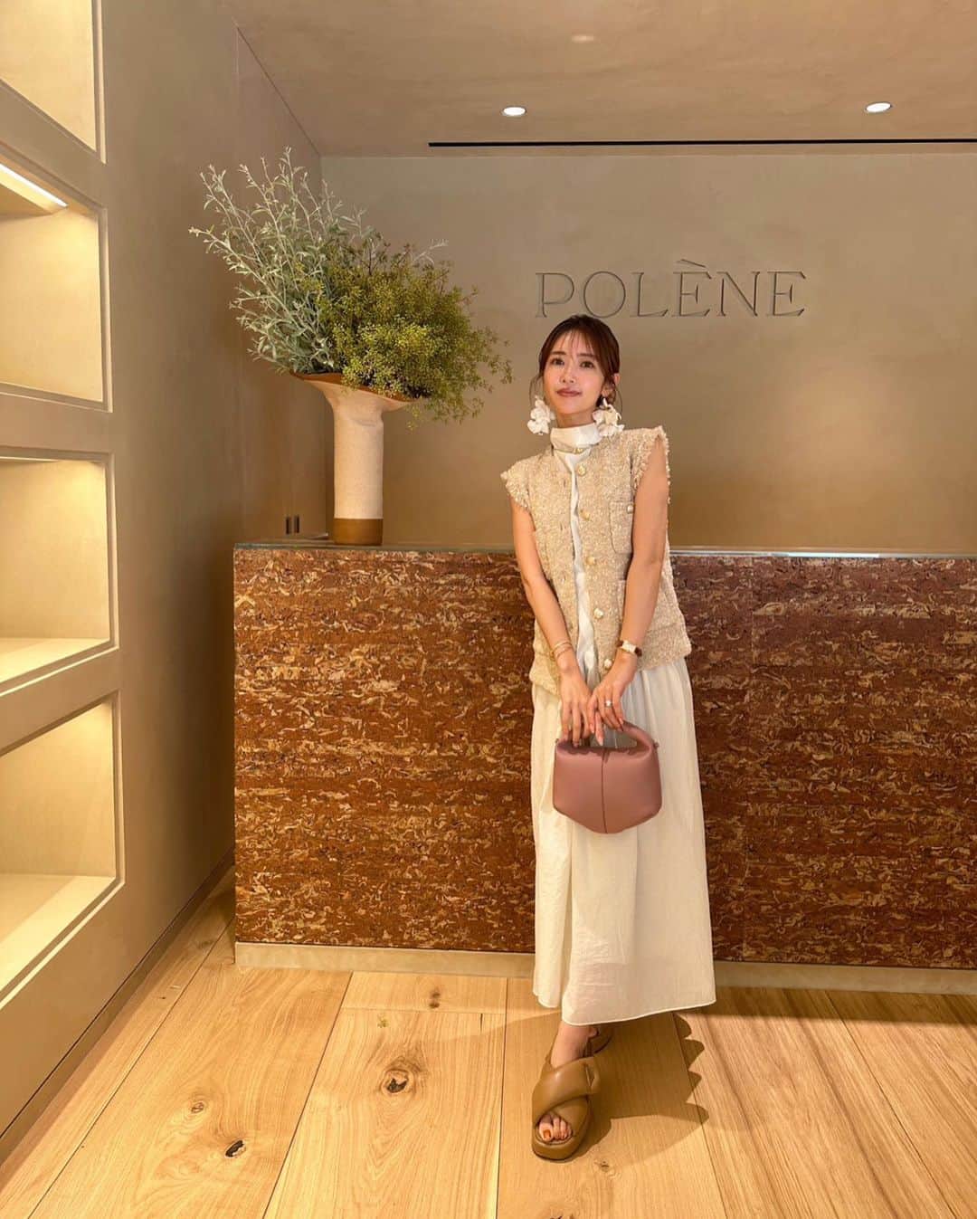 舟山久美子（くみっきー）のインスタグラム：「念願の…✨ @polene_paris の店舗が 2023年9月1日（金）明日オープンするよ🤫  空間好きの私はここに住みたい… と思うくらい素敵な空間で、 さらに大好きに♡  3年前Instagramで見つけてから愛用しているのですが、 革が丈夫で、コーディネートをワンランクUPしてくれる✨  本当にオススメブランドで、ストーリーやこだわりも素晴らしいので、ぜひお近くに行った際には…✨  address ￣￣￣￣ 東京都港区南青山5-3-18  悩みに悩んで今回選んだバック。 コーディネートするのが楽しみだなぁ💡  #ファッション　#バッグ　#大人ファッション　#きれいめコーデ #バッグコーデ　#キレイめコーデ #ワンピースコーディネート　#ママファッションフォト　#ワンピ　#polene #poleneparis #ポレーヌ」