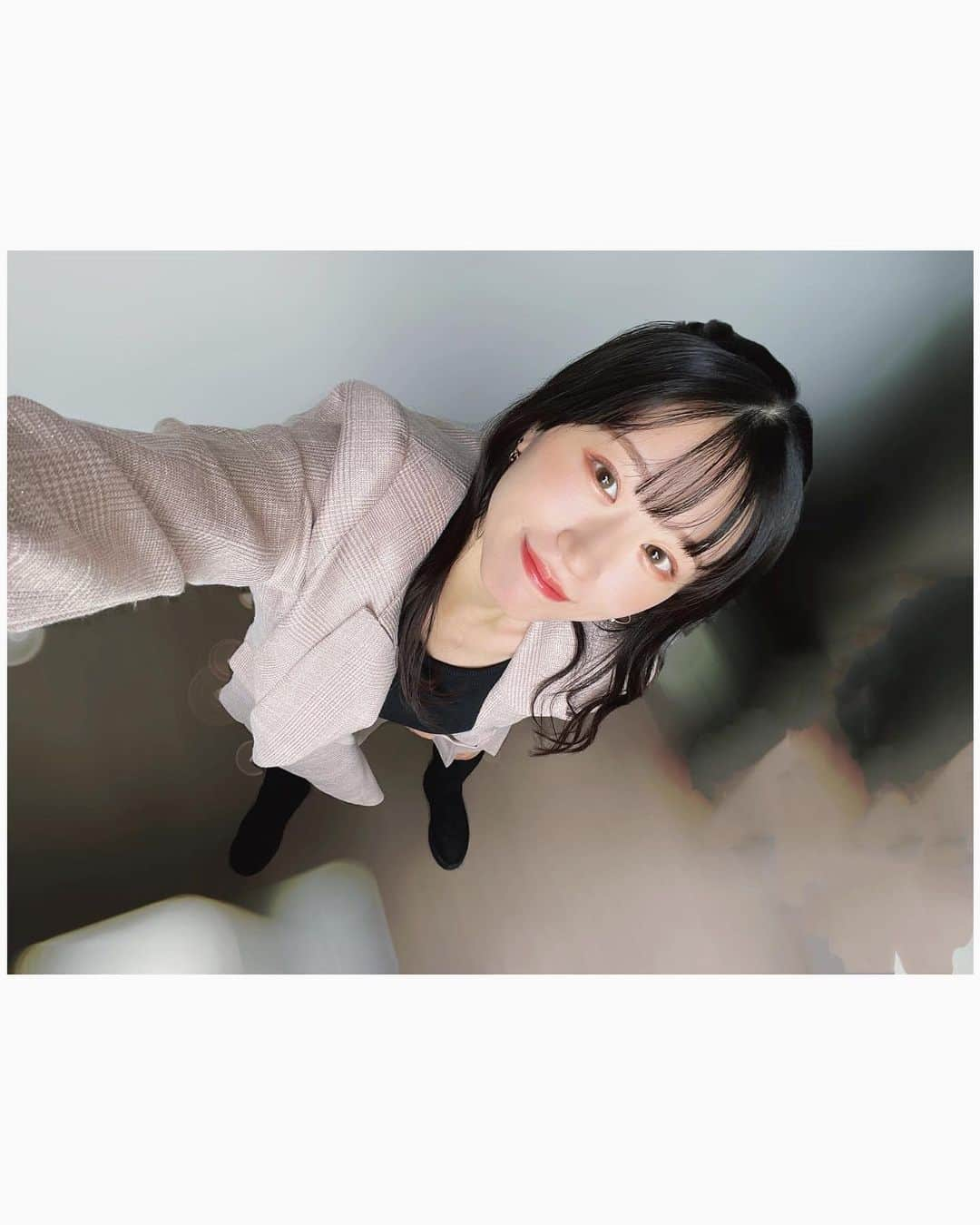 上西怜さんのインスタグラム写真 - (上西怜Instagram)「⠀ #れーチャンしふく ⠀ ひと足先に秋服🍂 展示会で見た時もめっちゃ可愛いって思ったけど、 実際着てみてもやっぱりめっちゃ可愛かった🥺🤎 ⠀ ほんのり入ってるラメがめちゃめちゃ可愛い🫶 ⠀ ⠀ ⠀ ⠀ ⠀ ⠀ #REDYAZEL #レディアゼル #セットアップ #秋服 #秋 #千鳥柄 #スカート #ジャケット #ロングブーツ #ブーツ #黒髪 #黒髪ロング #ねじりアレンジ #低身長コーデ #低身長 #154cm #骨格ウェーブ #骨格 #ootd」8月31日 20時11分 - jonishi_rei