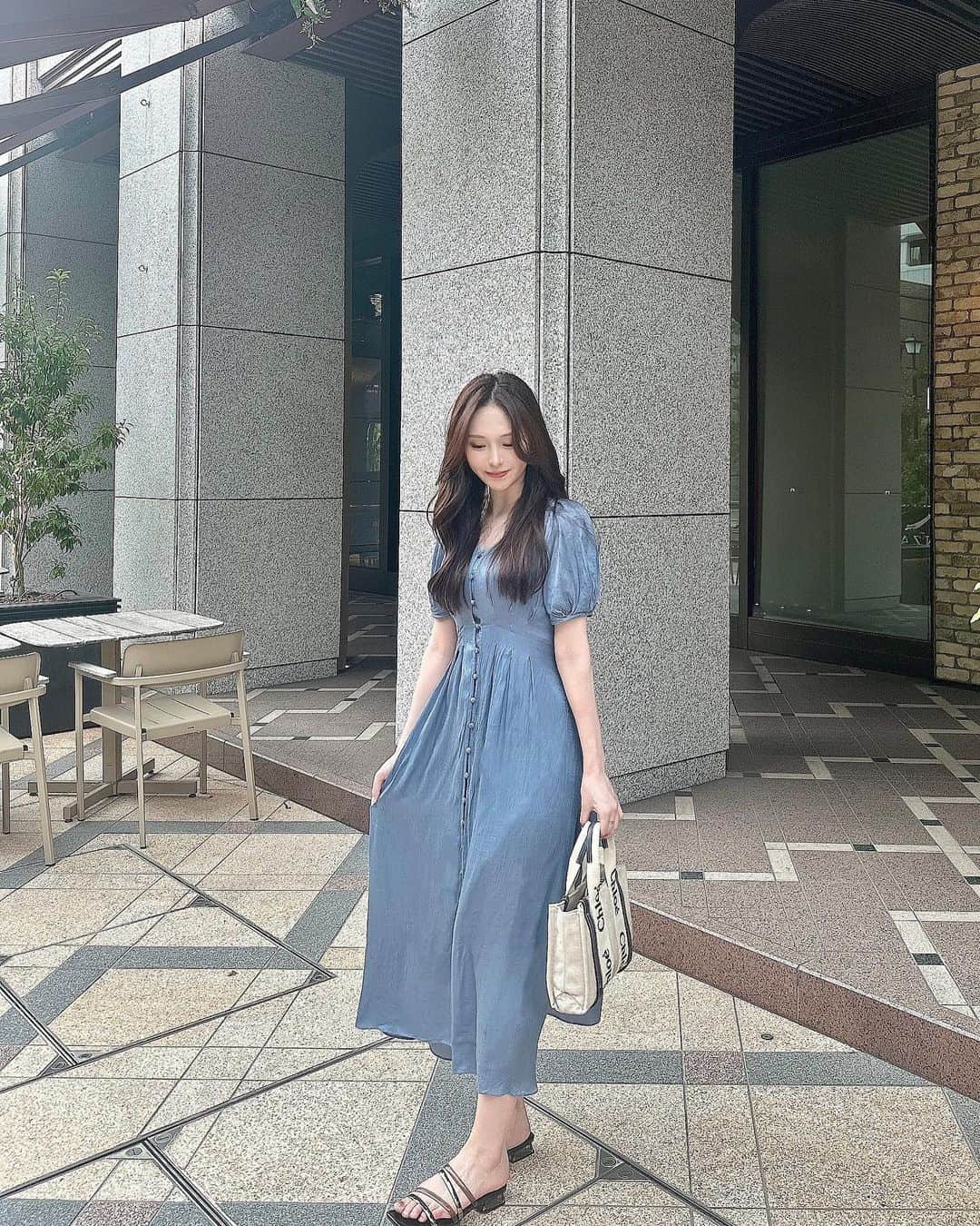 まゆのインスタグラム：「ふらっとお出かけの日コーデ🌿 @fray_id のサテンワンピース 光沢感も丈もしっかりあって好き🫶」