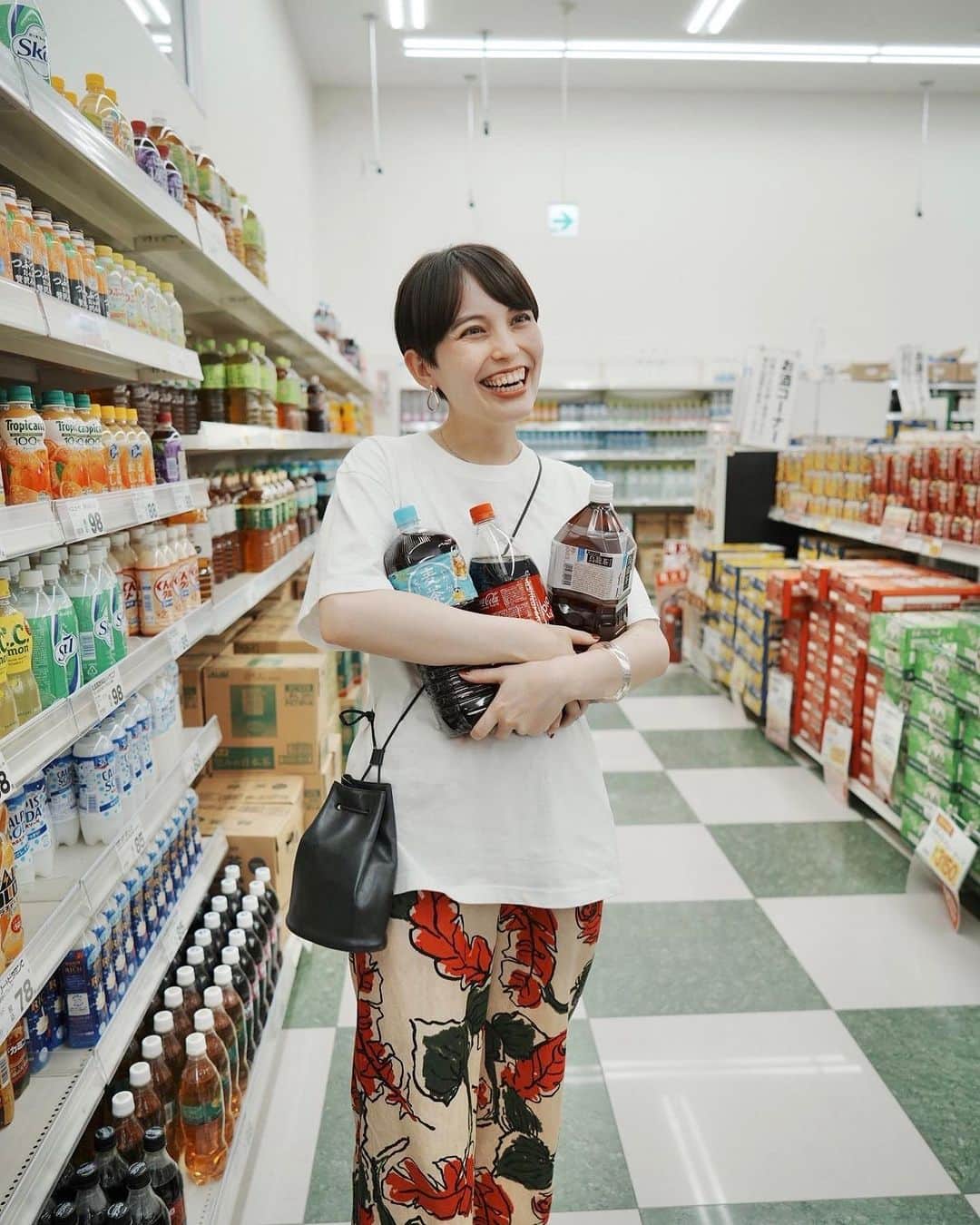 のインスタグラム：「「ただいま〜！」までの記憶✒️  久しぶりの運転で @nikiiejp と @kenji_agata を乗せて約2時間のドライブ🚙 2人には何度もヒヤヒヤさせてしまいました。ごめんね…😅精進します。  串間市に着いたらまず市役所までご挨拶に伺って、くしまPR大使の襷を着て記念撮影♪ ドラッグストアで飲み物を大量に買って、踏切を渡って、ふたつのトンネルを抜けて、家族の待つ井手石油店へ⛽️  「綾香の運転、肝を冷やしただろ〜？！」と、にっこにこの父。笑  娘、反論できず、、。笑  📸by @kenji_agata   #にきいで旅 #くしまPR大使 #串間市 #井手石油店 #串間市役所」