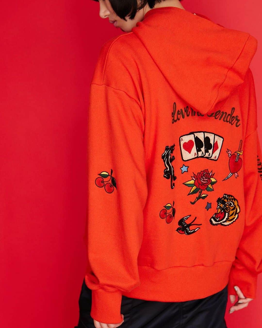 のインスタグラム：「🐅 .  《 KEITAMARUYAMA 2023 Autumn & Winter Collection 》  「Love Me Tender」  「やさしく愛して」という意味を持つこの言葉、 多くの人は、エルビス・プレスリーの曲を思い浮かべるでしょう。  まさに、その曲からインスパイアされたコレクション。  ロカビリーやR＆Bを愛するTEDDY BOYのスタイルをベースに、 レディライクとハンサムウーマンの2つのテイストを軸に1950年代の気分で構成されています。  #keitamaruyama  #2023AW #lovemetender」