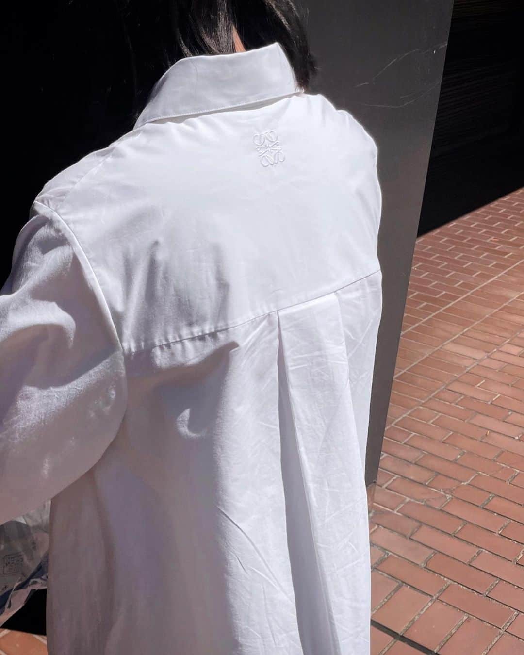 カオルコさんのインスタグラム写真 - (カオルコInstagram)「🤍  アシンメトリーのシャツ。 かわいいでしょなんて話してたら、背中のマークにこの日初めて気付いたの。 こういうとこ好き。 そしてやっぱり白シャツ増えてく。  #ootd @loewe  #mystyle #fashion #loewe  #白シャツシャツ #きれいめコーデ」8月31日 20時16分 - ka_ruk_