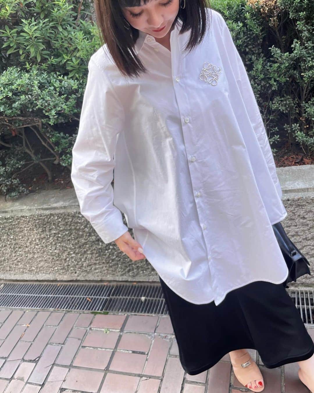 カオルコさんのインスタグラム写真 - (カオルコInstagram)「🤍  アシンメトリーのシャツ。 かわいいでしょなんて話してたら、背中のマークにこの日初めて気付いたの。 こういうとこ好き。 そしてやっぱり白シャツ増えてく。  #ootd @loewe  #mystyle #fashion #loewe  #白シャツシャツ #きれいめコーデ」8月31日 20時16分 - ka_ruk_