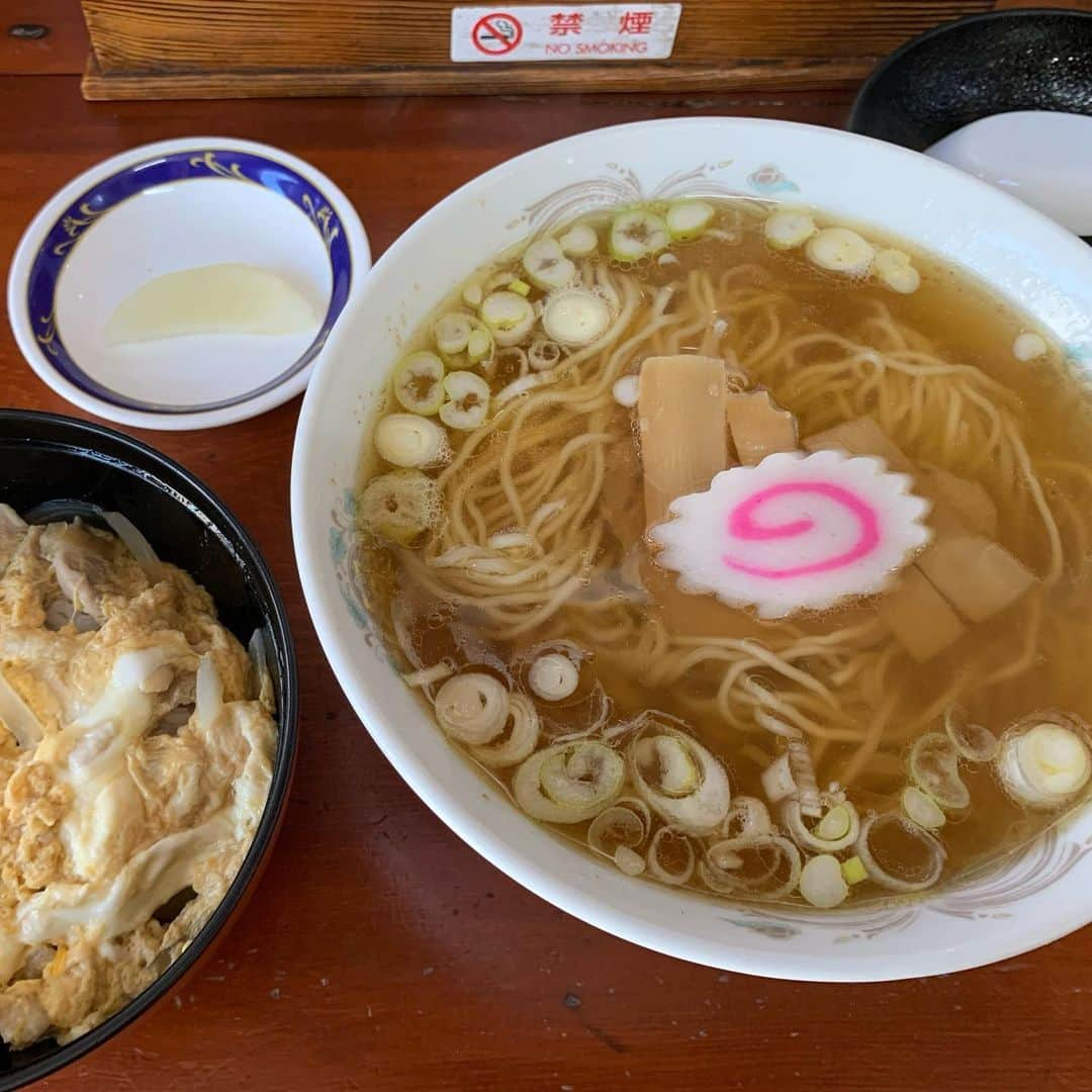 タダスケさんのインスタグラム写真 - (タダスケInstagram)「8月の麺活🍜  1.札幌の味噌ラーメン すみれ (札幌) 2.味噌ラーメン山岡家 (札幌) 3.札幌飛翔 (新千歳空港) 4.勝鬨屋 (横浜) 5.大勝軒 (東京) 6.食堂 味よし(仙台) 7.炭火焼肉 勇(仙台)  8枚目は塚越レフリー 北海道巡業で味噌ラーメンは絶対食べる！って事で、名店のすみれに行きました。  すごい行列で並ぶのを躊躇したんですが、並ぶ事に….後ろを振り返ると、もう20人ぐらい並んでてもう引き返せねぇや。  1時間後  やっと店の中まで進めました。  席が空くのを待ちます、カウンターの席に見覚えのある後ろ姿が見えました。  偶然にも見覚えのある人の席の隣に案内されて顔を覗くと….  タディー「やっぱりな！」  塚越レフリーでした。  塚越「タイミング良かったみたいで、並ばずに入れました」  何て強運の持ち主。  食べ終えた塚越レフリーは汗だくで爽やかに店を後にして行きました、汗だくの理由がラーメンを食べてわかりました。  ラーメンが最後まで熱々でした🔥 初めのスープ一口で舌が火傷しかけましたが、とても美味しい味噌ラーメンでした🍜  #noah_ghc #prowrestling #prowrestler #プロレス #ラーメン #味噌ラーメン #塩ラーメン #家系ラーメン #山岡家 #つけ麺 #醤油ラーメン #冷麺」8月31日 20時16分 - yoshidatadasuke