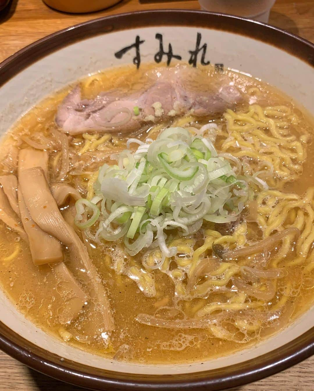 タダスケさんのインスタグラム写真 - (タダスケInstagram)「8月の麺活🍜  1.札幌の味噌ラーメン すみれ (札幌) 2.味噌ラーメン山岡家 (札幌) 3.札幌飛翔 (新千歳空港) 4.勝鬨屋 (横浜) 5.大勝軒 (東京) 6.食堂 味よし(仙台) 7.炭火焼肉 勇(仙台)  8枚目は塚越レフリー 北海道巡業で味噌ラーメンは絶対食べる！って事で、名店のすみれに行きました。  すごい行列で並ぶのを躊躇したんですが、並ぶ事に….後ろを振り返ると、もう20人ぐらい並んでてもう引き返せねぇや。  1時間後  やっと店の中まで進めました。  席が空くのを待ちます、カウンターの席に見覚えのある後ろ姿が見えました。  偶然にも見覚えのある人の席の隣に案内されて顔を覗くと….  タディー「やっぱりな！」  塚越レフリーでした。  塚越「タイミング良かったみたいで、並ばずに入れました」  何て強運の持ち主。  食べ終えた塚越レフリーは汗だくで爽やかに店を後にして行きました、汗だくの理由がラーメンを食べてわかりました。  ラーメンが最後まで熱々でした🔥 初めのスープ一口で舌が火傷しかけましたが、とても美味しい味噌ラーメンでした🍜  #noah_ghc #prowrestling #prowrestler #プロレス #ラーメン #味噌ラーメン #塩ラーメン #家系ラーメン #山岡家 #つけ麺 #醤油ラーメン #冷麺」8月31日 20時16分 - yoshidatadasuke