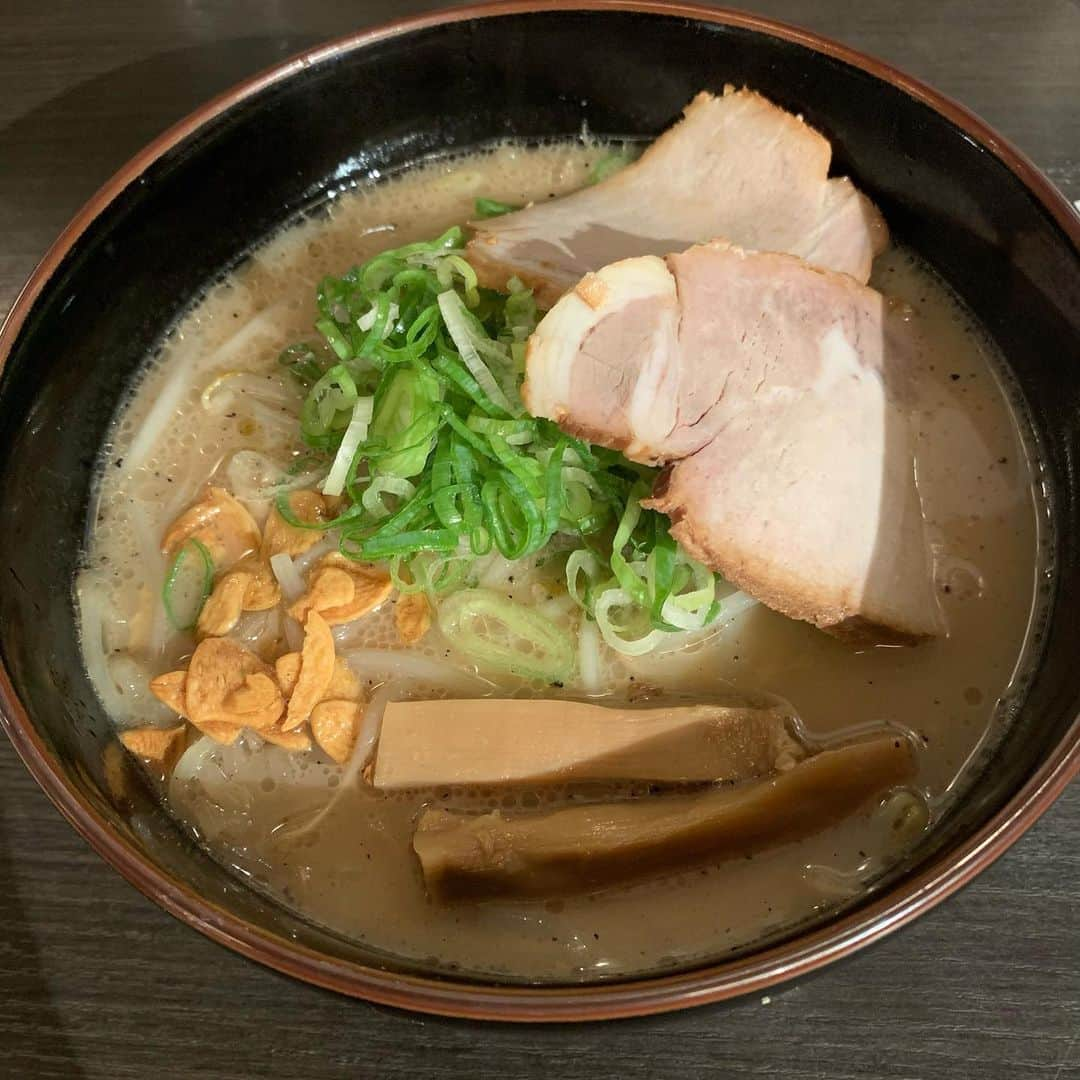 タダスケさんのインスタグラム写真 - (タダスケInstagram)「8月の麺活🍜  1.札幌の味噌ラーメン すみれ (札幌) 2.味噌ラーメン山岡家 (札幌) 3.札幌飛翔 (新千歳空港) 4.勝鬨屋 (横浜) 5.大勝軒 (東京) 6.食堂 味よし(仙台) 7.炭火焼肉 勇(仙台)  8枚目は塚越レフリー 北海道巡業で味噌ラーメンは絶対食べる！って事で、名店のすみれに行きました。  すごい行列で並ぶのを躊躇したんですが、並ぶ事に….後ろを振り返ると、もう20人ぐらい並んでてもう引き返せねぇや。  1時間後  やっと店の中まで進めました。  席が空くのを待ちます、カウンターの席に見覚えのある後ろ姿が見えました。  偶然にも見覚えのある人の席の隣に案内されて顔を覗くと….  タディー「やっぱりな！」  塚越レフリーでした。  塚越「タイミング良かったみたいで、並ばずに入れました」  何て強運の持ち主。  食べ終えた塚越レフリーは汗だくで爽やかに店を後にして行きました、汗だくの理由がラーメンを食べてわかりました。  ラーメンが最後まで熱々でした🔥 初めのスープ一口で舌が火傷しかけましたが、とても美味しい味噌ラーメンでした🍜  #noah_ghc #prowrestling #prowrestler #プロレス #ラーメン #味噌ラーメン #塩ラーメン #家系ラーメン #山岡家 #つけ麺 #醤油ラーメン #冷麺」8月31日 20時16分 - yoshidatadasuke