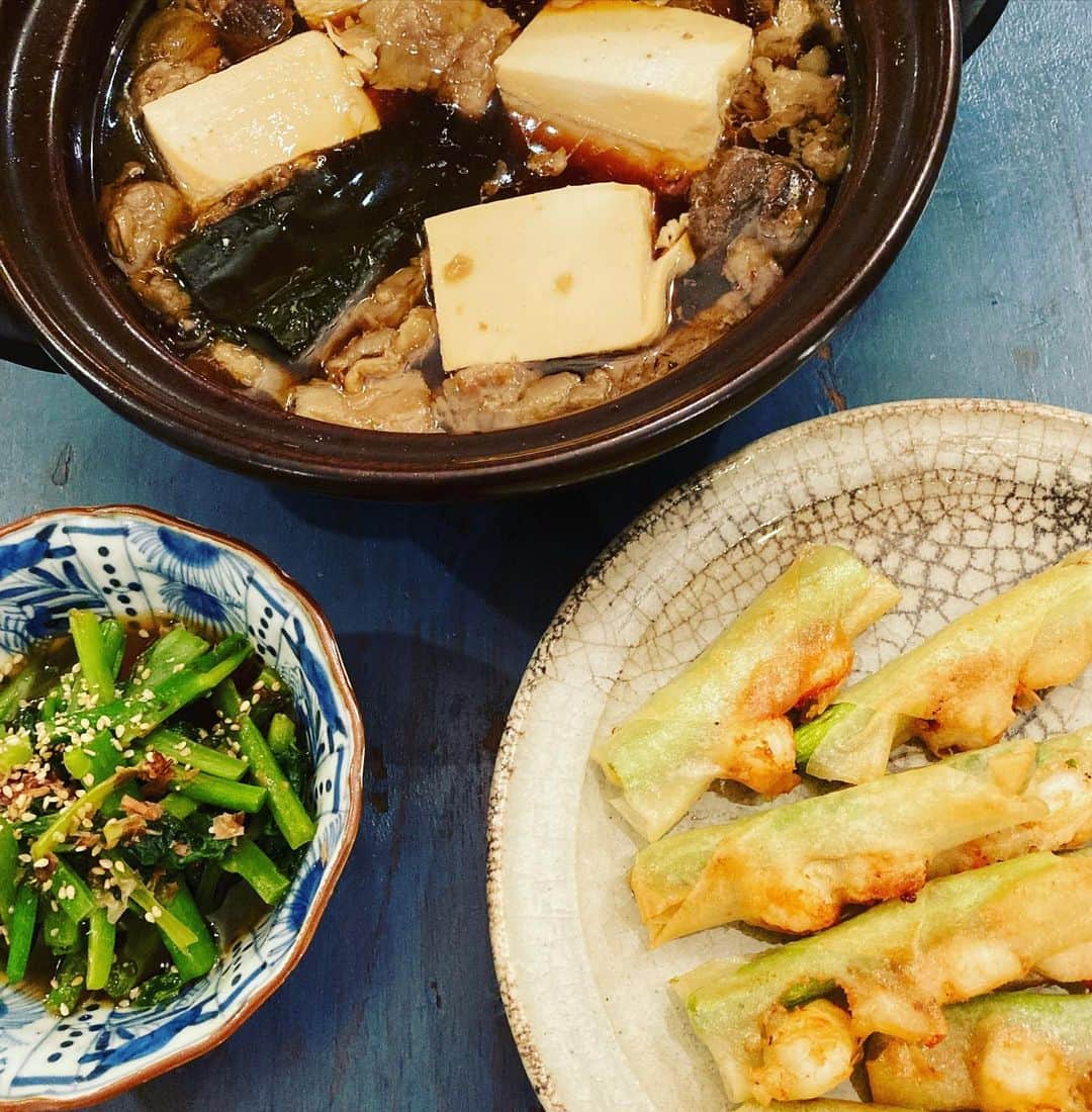 井上荒野のインスタグラム：「牛すじ煮込み、アスパラと海老春巻き、ツルムラサキお浸し。うちは煮込みにお豆腐を入れて、〆にごはんに汁ごとのっけて食べます。胃が良くなって調子に乗っています。」