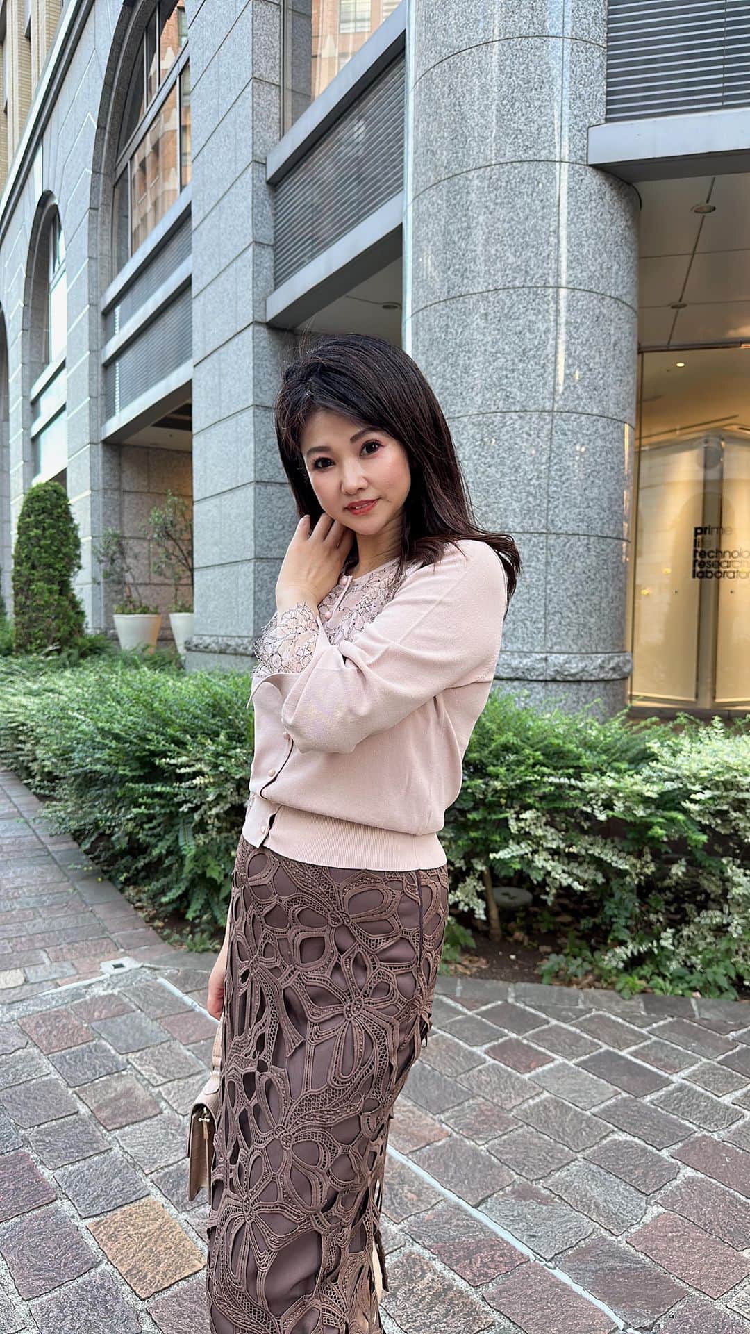 のインスタグラム：「夜は少し涼しくなってきて 秋を少しづつ感じはじめてきたから嬉しい♡ 初秋コーデ✨✨  ニットは涼しげなサマーニット素材だから初秋にもピッタリ  ピンクベージュは合わせるボトム次第で　春、夏、秋と使える合わせやすいカラーだから着回し抜群✨  芯黒レースが映えてエレガント🥰  リボン柄スカートは品よくまとまるからオススメスカート✨✨ スタイルアップしてみえる美シルエットに仕上がっています🥰👍 裏地には通常のワンピースやパンツを作るしっかり生地を使用してるので透け感なく細身見え効果抜群なシルエットに追求してます✨  Knit &skirt @feerichelu   #feerichelu#フェリーシェル#ケープニット#秋冬ニット#パールニット #OLコーデ#フェミニンコーデ#大人フェミニン#きれいめ#大人かわいいコーデ#お出掛けコーデ#通勤コーデ#通勤#olコーデ#お仕事コーデ#デートコーデ#大人フェミニン#タイトスカート#レーススカート#レース#コーデ #スカート #レーススカート#リボンレーススカート」