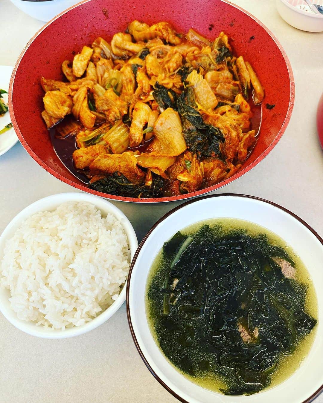 アン・ソンジュのインスタグラム：「만으로도 이제 빼박 36짤  아침부터 엄마가 차려준 밥 그리고 엄마아빠 남편 사랑둥이들과 함께한 생일아침 비몽사몽으로 일어나 케이크까지 남편이 준비한 장식들까지 표현은 안했지만 행복하고 감사한 하루 많은분들이 생일축하 해주셨구 선물도 많이 받았구 그래도 인생 헛살지 않았다 라는 생각이 들었던 하루 연락도 너무 많이 주셔서 행복하고 감사한하루 이런하루를 살수 있다는게 나를 낳아준 엄마에게 감사한하루 애를 낳아보니 엄마에게 더없이 감사하다 엄마의노력이 없음 나는 이자리에 없었을테니까 엄마밥으로 시작해서 행복했던 하루 마무리식사도 좋아하는 사람과 즐거운수다 그리고 케이크까지 완벽그잡채❤️🩷 감사한하루를 기분좋게 마무리 하고 내일부터 또 열심히 달려보겠습니다💙」