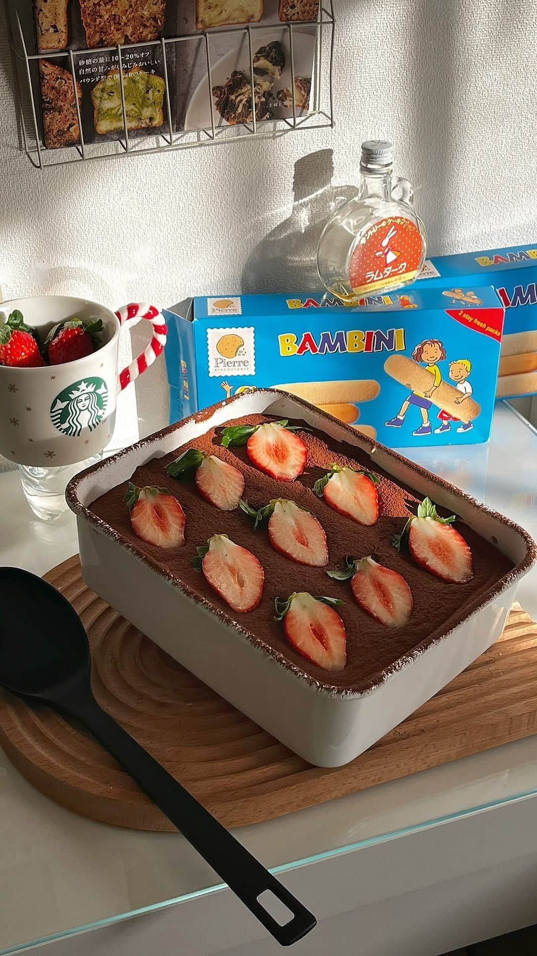 ミルのインスタグラム：「来世も絶対お菓子作りが生き甲斐💞🍓🍰✨🎂🩷🧁 ⁡ 早くいちご沢山の季節来てくれないかなぁ🥰 レシピは全部YouTubeで載せてます🥺💞 🔍 @____tkym_m____  ⁡ ⁡ ⁡ ⁡ ⁡ ⁡ #bake  #スイーツ作り#お菓子作り記録  #オリジナルケーキ #ケーキ作り #韓国ケーキ#オリジナルケーキ#手作りケーキ#お菓子作り記録#cakedesign #케이크#케이크주문제작 #케이크맛집 #cakedesigner #surprisebirthday #cakeart#cakedecorator#birthdaycake#كيك」