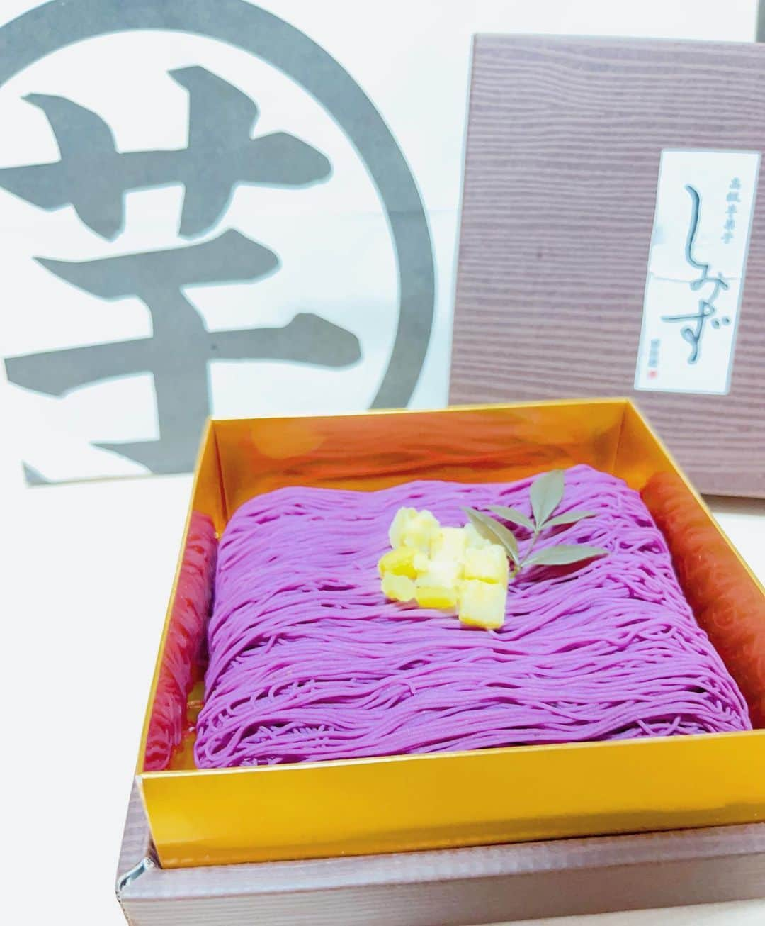 福本愛菜のインスタグラム：「モンブラン大福💜💜💜  芋の濃い味と生クリームがめっちゃ美味しかったな〜🤤❤️ なにより見た目のインパクトと美しさがハンパない🤭✨✨✨  #大阪 #芋菓子しみず #モンブラン大福 #芋 #芋スイーツ #🍠 #大阪スイーツ #スイーツ #スイーツデ部 #デザート #甘いもの大好き #甘いもの #スイーツ好きな人と繋がりたい #うまい #💜」