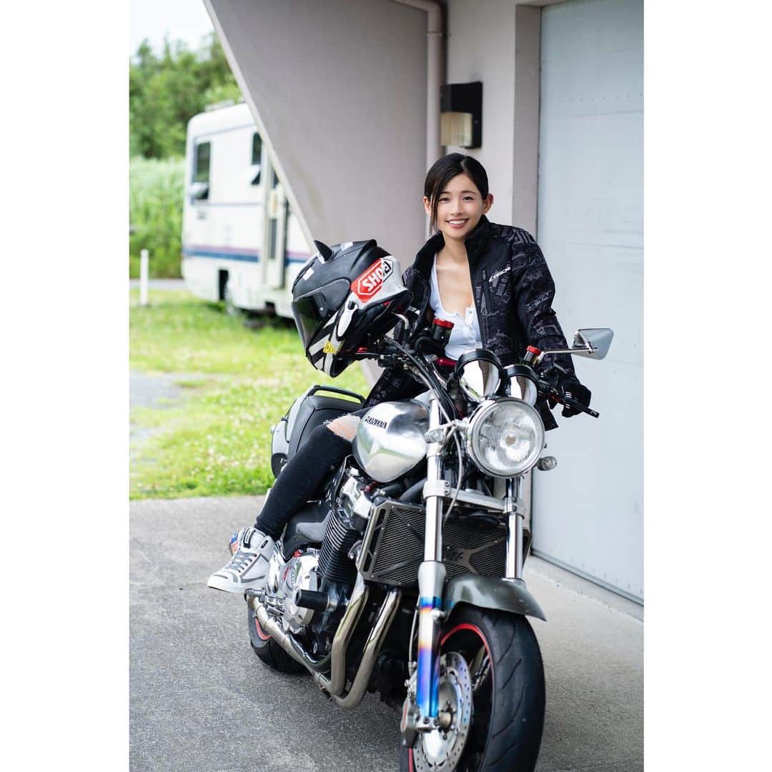 週プレ＠グラビアさんのインスタグラム写真 - (週プレ＠グラビアInstagram)「ㅤ ￣￣￣￣￣￣￣￣￣￣ ▽𝙙𝙞𝙜𝙞𝙩𝙖𝙡 𝙡𝙞𝙢𝙞𝙩𝙚𝙙 𝙥𝙝𝙤𝙩𝙤𝙗𝙤𝙤𝙠 有那 @yuna_x4  『バイク女子ゆうなの挑戦!! ～A New Journey～』©︎ 栗山秀作　  　SNSではこれまで胸元すらスタンプで隠してきた 　京都生まれの美女ライダーが、 　週プレで芸能界デビュー＆正真正銘の初グラビアを披露！　  　“旅先で寄ったモーテルでの一日”をテーマに、 　普段の投稿では見られないセクシーな表情や 　美しすぎる天然ボディ、 　パジャマ・部屋着・スポブラ・ビキニなど、 　世の中に出したことのない初出し衣装で魅せてくれます！   　バイクで日本縦断、47都道府県走破と 　様々な挑戦を続ける彼女が、 　新たな「グラビア」という 　ステージで輝く瞬間をぜひお見逃しなく!!  デジタル写真集『バイク女子ゆうなの挑戦!! ～A New Journey～』 週プレ公式ＥＣサイト「グラジャパ！」で購入すると 限定カットの特典付きです。 今すぐ「グラジャパ！」で検索してね☺︎ ㅤ  #有那 （Yuna） 1998年3月12日生まれ 京都府出身  ⚋⚋⚋⚋⚋⚋⚋⚋⚋⚋⚋⚋⚋⚋⚋⚋⚋⚋⚋⚋⚋⚋⚋⚋⚋⚋⚋⚋⚋⚋⚋⚋⚋⚋⚋」8月31日 20時22分 - shupure_official
