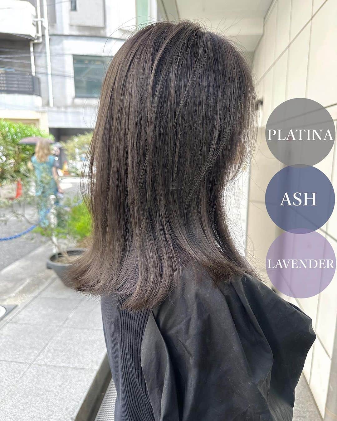 原宿表参道スガシュンスケのインスタグラム：「🩶🩵PLATINA ASH GRAYGE🩵🩶 ⁡ プレミアムケアカラーのメニューにはイルミナカラー等の追加料金のかかるカラー剤はもちろん、プラスしてカラー剤に最新の処理剤を添加することにより、今回のカラーのダメージを抑えるのみならず、今までのカラーダメージを補修しながら施術ができます💇🏼‍♀️ ⁡ イルミカラーメニューにプラス1100円でも変更可能です🌸 ⁡ 透明感がありつつも上質な艶のある髪の毛にするためには、カラーやトリートメントはもちろんですが、カットベースもとっても大事です🤎 ⁡ 似合わせを大切にしたベースカット、毛量調整、質感調整にとてもこだわりがあります！ ⁡ トータルでプロデュースさせて頂きます☀️ ⁡ 赤みをしっかり抑えつつ、暗くなりすぎないオリーブカラー💚 オフィスでも浮かない明るさ設定で安心☀️ ⁡ 暗髪や縮毛履歴のある方はブリーチ無しダブルカラー(ダブルケアカラー)がお勧め！ ⁡ また、白髪が多くすぐに根元が気になってしまうお客様、白髪染めを卒業していきたいお客様も合わせてご相談くださいね🙋🏽‍♀️ ⁡ 🌸白髪染めを使わずに白髪を染める🌸 最新の施術方法になります☀️ ⁡ プロフィールハイライト欄に ⁡ 【白髪染め卒業(白髪活かし)】 ⁡ こちらにまとめてあります🐶 ⁡ 【  @tierra_shunsuke_suga 】よりご覧ください😊 ⁡ ✔️黒めの白髪染め履歴や黒染め履歴がある ✔️黒髪スタート ✔️縮毛矯正の履歴がある ✔️マニキュアやヘナ等 ⁡ 複雑な履歴のある方は初回の状態によっては2〜3回以上のご来店で髪の毛を育てていく必要があります😊 ⁡ 責任をもって理想の髪まで導きます❤️ ⁡ 【ショートやボブのカットも大好き🌟】 見やすいようにアカウントを分けてあります ⁡ 【  @tierra_suga_shortandbob 】 ⁡ ✔️ご予約どしどしお待ちしております🤎 今週のご予約も大歓迎です🙆 ⁡ ✔️学生〜OL、主婦層の方、生活環境に合わせてご提案させていただきます🤩 ⁡ 〜髪の毛を育てるカラーでツヤと透明感の共存💘〜 ⁡ ⁡ ★もっと髪色の透明感がほしい！ ★赤みオレンジ味が消えない！ ★似合う髪型がわからない！ ★今までで１番可愛くキレイになりたい！ ★白髪染めでもおしゃれに染めたい！ ★白髪染めを卒業したい ★朝のスタイリング時間短縮したい！ ★ツヤサラで感動したい！ ★過去のハイライトベースで困ってる ★ダメージが気になる ！ ⁡ どんなお悩みでもご相談頂ければ、全力で施術致します🙇🏾‍♀️ お客様の今までの一番を目指して、丁寧なカウンセリングと圧倒的な経験値で全力で可愛くします😎  ⁡ ⁡  ＊ご新規様限定クーポン＊ ⁡ 【カット＋プレミアムケアカラー＋Aujuaトリートメント】24300円→22000円 (指名料込み) ⁡ 【＊最高級プラン＊プレミアムケアカラー＋超音波Aujuaトリートメント＋カット】¥27500→¥23100(指名料込み) ⁡ 【髪質改善プレミアムケアカラー】美髪エステ＋イルミナカラー＋カット ¥29150 ⁡ 【髪質改善】美髪矯正(縮毛矯正)＋似合わせカット ¥25850 ⁡ 【髪質改善】美髪エステ＋似合わせカット ¥22550 ⁡ 【プレミアムケアカラー＋Aujua超音波トリートメント】¥22000→¥18700 ⁡ 【プレミアムダブルケアカラー(ブリーチなしダブル)+aujuaトリートメント】 ¥30800→¥25300 ⁡ その他パーマメニュー含むクーポン多数あり🌟 ⁡ 𝑻𝒊𝒆𝒓𝒓𝒂 𝐒𝐓𝐎𝐑𝐄 𝐌𝐀𝐍𝐄𝐆𝐄𝐑/𝐃𝐈𝐑𝐄𝐂𝐓𝐎𝐑/𝐒𝐔𝐆𝐀 𝐒𝐇𝐔𝐍𝐒𝐔𝐊𝐄  ⁡ メインアカウント【 @tierra_shunsuke_suga 】 ショートアカウント【 @tierra_suga_shortandbob 】 ⁡ ➖➖➖➖➖➖➖➖➖➖➖➖➖➖➖➖➖➖ ▷ 𝑻𝒊𝒆𝒓𝒓𝒂 ▷東京都渋谷区神宮前6-28-3 Gビル神宮前06 B1F  ▷Tel 0364188005  月曜日〜金曜日 11:00〜20:30 土曜日  10:00〜20:00 日曜日 祝日  10:00〜19:00 毎週火曜定休(※祝日の場合は営業) ➖➖➖➖➖➖➖➖➖➖➖➖➖➖➖➖➖➖」
