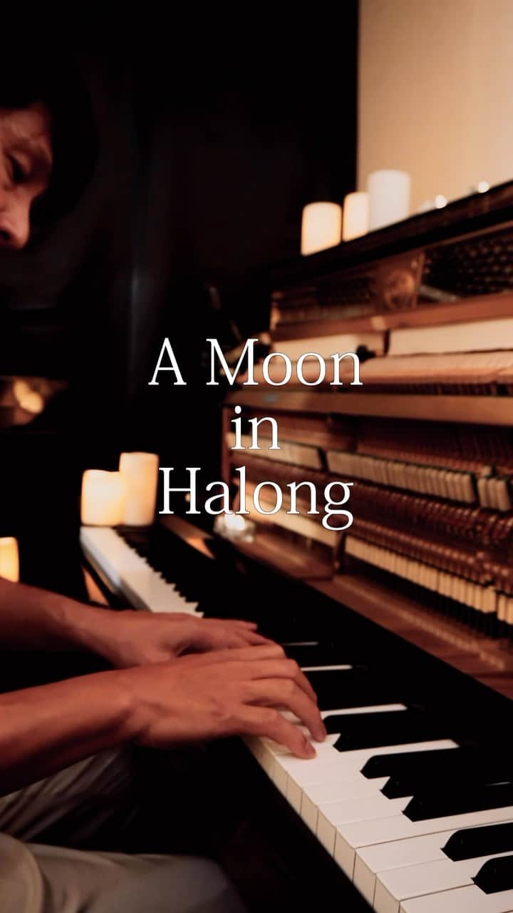 望月衛介のインスタグラム：「There is a super full moon today. 🌕 I have to compose.   I went to Halong Bay in Vietnam the other day.   Based on the inspiration I received there, a lunar landscape came to mind.   It was majestic and fantastical, but there was also something sad about it.  #vietnam #halongbay   #eisukemochizuki  #piano #pianist  #composer  #originalsong  #originalcomposition #healing #heal #chill #chillmusic  #newage  #newagemusic  #classic #classical  #ピアノ #ピアニスト #癒し #ニューエイジ #ヒーリング #オリジナルソング #作曲 #満月作曲 #望月衛介 #fullmoon #満月」