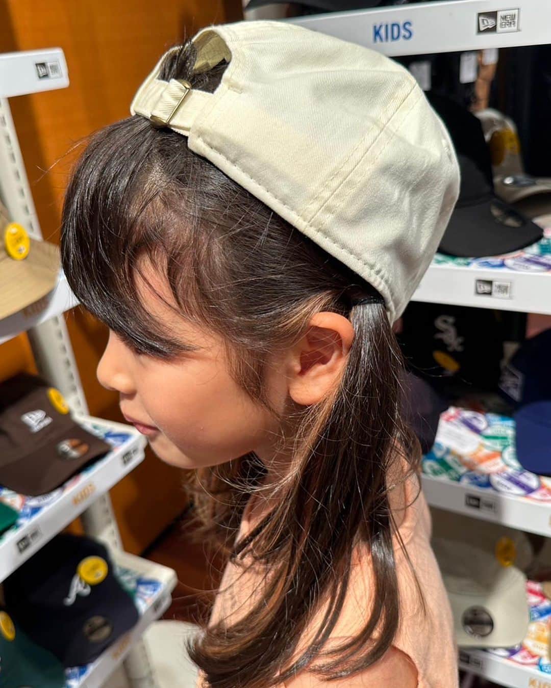 川島章良さんのインスタグラム写真 - (川島章良Instagram)「. . . 家族でニューエラの展示会行ってきました。  家族では初かな。  めっちゃかっこいいのあった。  ゴルフもやるのでいいウェアや帽子があったなぁー。  息子ちらっと映る。  でも帰り電柱みたらコアラやってた。  #ニューエラ #newera  #はんにゃ川島 #川島ファミリー」8月31日 20時29分 - hannyakawashima