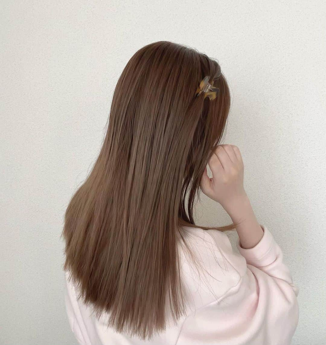 おりもあいさんのインスタグラム写真 - (おりもあいInstagram)「♡new hair color♡ くすみベージュ🧸 耳から下はブリーチ毛です🐑 ⠀ #ベージュカラー #透明感カラー #秋カラー」8月31日 20時31分 - ai_orimo