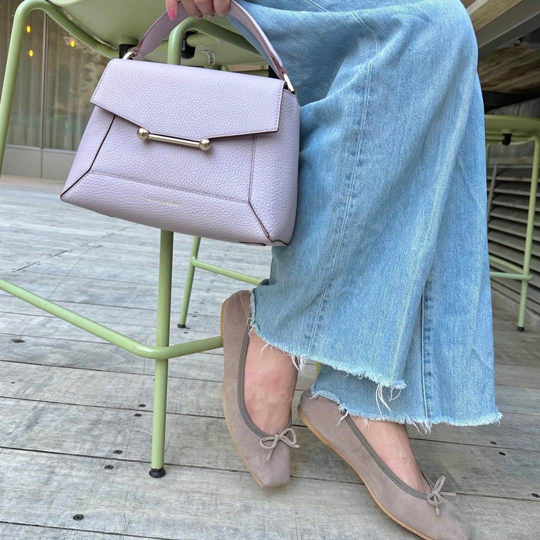 山崎春佳さんのインスタグラム写真 - (山崎春佳Instagram)「💜🍃  はぁかわいい。。🥺 @strathberry のおにゅうなバッグとお財布\♡/  このかわいらしいけど落ち着きがあってお上品で絶妙な 色の名前はlilac(ライラック)というそうです。 このバッグで知った！✨ ライラックという木になるお花があって、まさにその色なの。薄紫や藤色って意味。つまり、私が1番好きな色。🫶🏻  見た目よりたくさんはいるし、意外にも色んな色に馴染む から今後たくさん登場すると思います。ぷぷ  お靴は @kurun_official 。 こんなストレッチの効いたバレエシューズ初めて！ 軽くて歩きやすくてしかも撥水加工されてるの◎ 色んな色があって本当にかわいい🩰  3枚目はサステナブルなライフスタイルブランド @chamu_jp (チャミユ)のフワフワなタオルとオシャレで いい香りのローション。 肌にやさしくて保湿力・抗酸化性に優れてた希少な ティーシードオイルが使用されているの✧꙳  茶畑農園で有効活用できない資源として破棄されていた 茶の実からできているから文字通りTEA SEED OIL/ 茶の実オイル なのだそう。 オリーブオイルよりビタミンEが5倍あったり、 オレイン酸やコエンザイムQ10も含まれているみたい。 すごいっ。👀  使われることのなかったものにこんなにもすごい成分があったんだなぁ、そこに着目して活かせるようにできたのすごい💭  #me #tbt #bag #wallet #strathberry #バッグ #財布 #ウォレット #ストラスベリー #kurun #balletshoes #バレエシューズ #chámu #サステナブル」8月31日 20時40分 - haruka_yamazaki