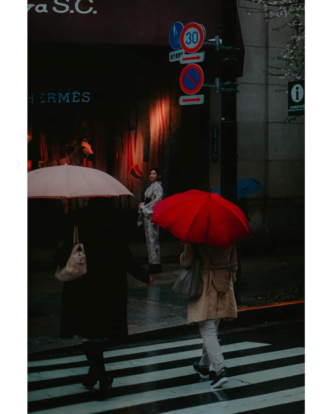 kazhixさんのインスタグラム写真 - (kazhixInstagram)「Tokyo Rhapsody  -Light and shadow on the street— 🔴The red umbrella & Kimono🔴  残暑が続くざんしょ……😦  昨夜は急遽、救急外来に診てもらいに行く事になった 幸い帰える事が出来たが、その分寝るのが遅くなったから一日中眠かった😪  #映画のワンシーンのような一枚を  ⤴︎みなさんもタグ気軽に使ってくださいね。  #fujifilm_xseries #今日もx日和 #富士フイルム  #FUJIFILM #instagram  #igersjp #HelloFrom Tokyo #ファインダー越しの私の世界  #tokyocameraclub #mst_photo #daily_photo_jpn #tokyoartsandculture #JapanCityBlues #TokyoTokyo #streetfinder #eyephotomagazine #cinema_streets  #urbanromantix #street_avengers #streetleaks #sublimestreet #streets_storytelling #storyofthestreet #streetsgrammer #streetmoment #voidtokyo  #streetgrammers #shadow_magazine #subshooters」8月31日 20時32分 - kazhix