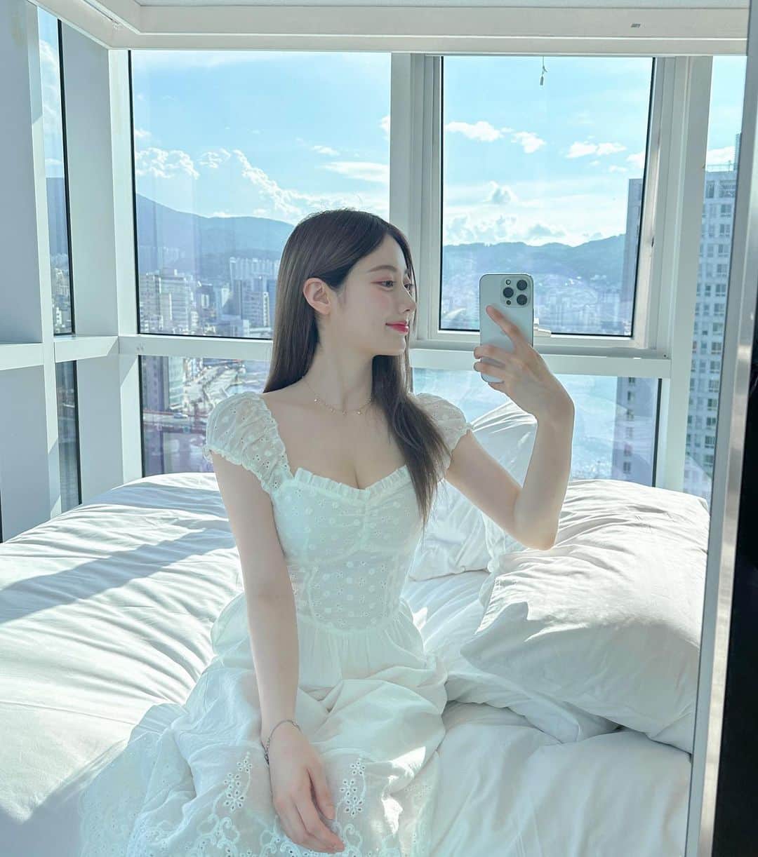 キム・チョンアさんのインスタグラム写真 - (キム・チョンアInstagram)「인스타에서 유명한 침대 오션뷰,,,  드디어 나도 🙈🫶🏻」8月31日 20時34分 - 94_j.a