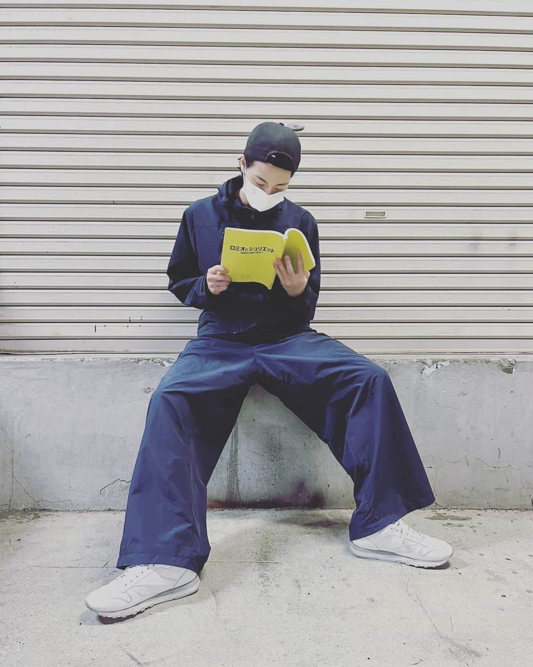 高杉真宙のインスタグラム：「高杉です。ご無沙汰しております。長らくこちらに顔を出しておりませんで申し訳ないです。お元気ですか⁇僕は元気です。僕はただいま舞台の稽古の真っ最中!!毎日【ロミオとジュリエット】の稽古にて『ロミオ』を感じております。もう八月も終わりですね。夜は涼しくなって参りましたね。外でこれを書いていたら蚊に二箇所も刺されてしまいました。痒いです。まだ夏ですね。僕も稽古でまだまだ熱い夏を過ごそうと思います。楽しみに待っていてください。写真がないです。稽古中のこちらで勘弁してください。これが27歳の初投稿!!」
