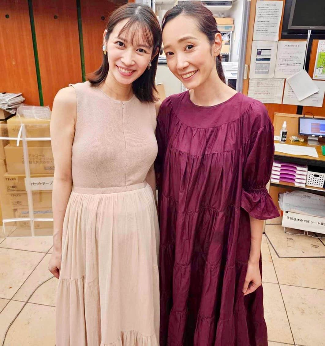 佐藤千晶さんのインスタグラム写真 - (佐藤千晶Instagram)「今日と明日の二日間 JFN系列31局で生放送のラジオ 『デイリーフライヤー』で 夏休み中の井門さんの代打を 務めています☺️  「佐藤さんが興味ありそうなテーマにしますね！」と言われていた今回。 ドンピシャなテーマ「梅干し」を ありがとうございました笑！ スタッフさんの愛と優しさを感じます…😊笑  ラジオパーソナリティデビュー＆レギュラーで担当していたお昼の帯番組JFNの「DaybyDay」でもお世話になったスタッフさんとともにお届けできて嬉しかったです！明日もぜひ聴いてください✨  radikoでもお聴きいただけます！ 東京はInterFMでも☺︎  2枚目の写真 「デイリーフライヤー」のあとの番組「レコレール」のパーソナリティを務める鬼頭さん😊同じ事務所なんです❣️  3枚目の写真 「レコレール」にゲスト出演していた奥村奈津美さんとばったり！！宮城のテレビ局・KHB時代の先輩アナウンサーです。東日本大震災時、一緒に災害報道に携わっていました。  4枚目の写真 これまたばったり！KHBでMCアシスタントをしていた東北6県ネット番組「ひるまにあん」で一緒だったてっしーこと手島アナにも再会。てっしーは当時、秋田朝日放送で新人アナとして奮闘していました🔥「千晶さーん！」と癒しスマイルで駆け寄ってくれるめんこいてっしー。  5つ目の動画は 加藤マネージャー撮影の動画です☺️ 鬼頭さんと一緒に✨  #デイリーフライヤー #jfn #interfm #東京fm  #半蔵門 #ラジオ #radiko #audee  #梅干し  #鬼頭由芽　さん @xxyumeyumexx  #プラスプラス @plus2tokyo  #奥村奈津美　さん @natsumi19820521  #手島千尋　ちゃん @teshimachihiro0139   #アナウンサー #ラジオパーソナリティ #佐藤千晶」8月31日 20時41分 - satochiaki125