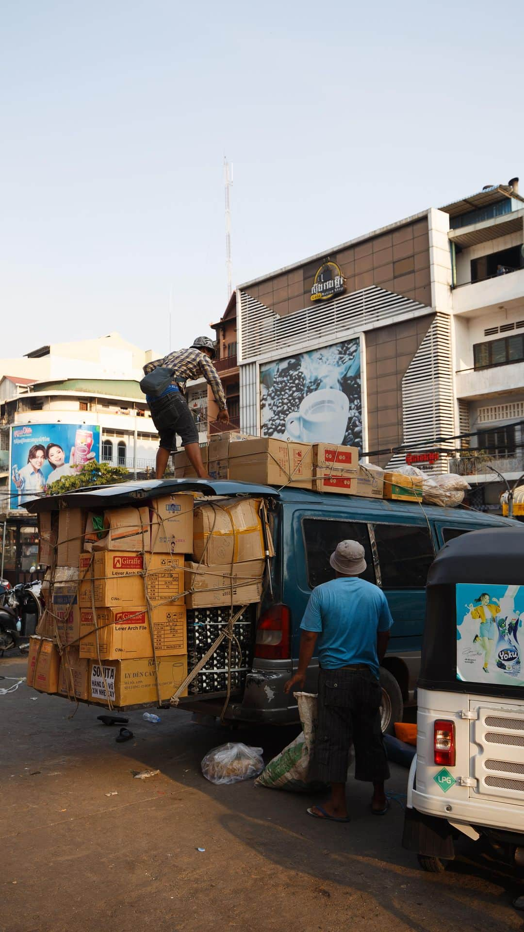 Shunsuke Miyatakeのインスタグラム：「Every single small job moves this society forward / Phnom Penh, Cambodia   ひとつひとつの小さな仕事がこの世の中を動かしている / プノンペン、カンボジア  . . . . #phnompenh #cambodia #cambodia🇰🇭 #cambodiatrip #cambodiatravel #cambodiatourism #phnompenhlife #phnompenh #phnompenhreels #reelvideo #reelinstagram #phnompenhphotographycollective」