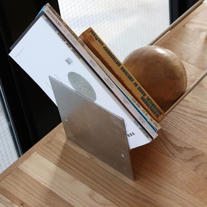 BEAMS ZAKKAさんのインスタグラム写真 - (BEAMS ZAKKAInstagram)「.  HERE by DETAIL / Slope Book End “Silver”ブックエンド ¥8,800 （税込）  オブジェのような、ユニークなブックエンドが登場！エンド部分に向かって傾斜しているスロープの上を、木製ボールがゆっくりと動いて本を押さえてくれる仕組み。本やノートはもちろん、レコードラックとしても活躍します。スロープ上で球体を動かせて使用する様は、まるで天体のよう。そのユニークなデザインは、お部屋のどこに置いても存在感を放ってくれること間違いなし！ギフトとしてもオススメな、インテリアアイテムです。  #BEAMS #ビームス #bPrBEAMS」8月31日 20時36分 - bpr_beams