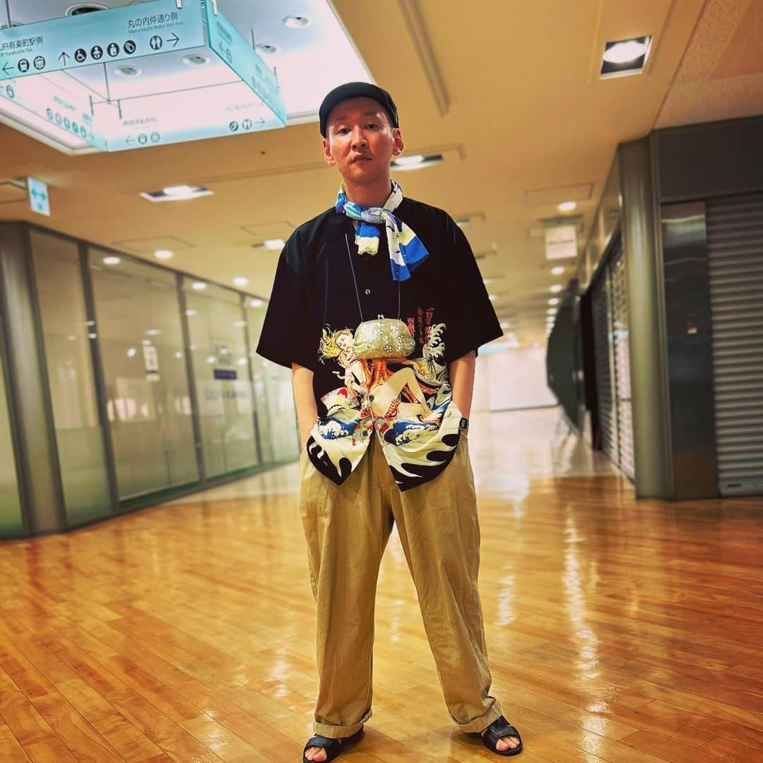 市川刺身さんのインスタグラム写真 - (市川刺身Instagram)「今日の服装。 有楽町シアターの最後の日と竹馬の誕生日。  大阪で購入した女性と蛸のシャツ。 ライオン堂の6Lズボン。 ALDIESの黒帽子に黒の便所サンダルで金のがま口と頂いた手ぬぐい。  有楽町シアターが最後の日でした。 R1の2回戦とか主催ライブとかたくさんライブに出させて頂きました。 竹馬の誕生日だったのでシャツと龍のズボンをあげました。 竹馬は早速ズボンを履いてくれてました。 有楽町シアターバックで撮りたかったのですが人通りが多くてひよって劇場行く時に通ってた動線でキャリーバッグに携帯置いて撮りました。 今日で8月が終わりだけどもう少し夏続けさせてもらう。 有楽町シアターありがとうございました。  #今日着た服 #ファッション #古着 #竹馬 #誕生日 #有楽町 #お世話になりました」8月31日 20時37分 - soitsudoitsu