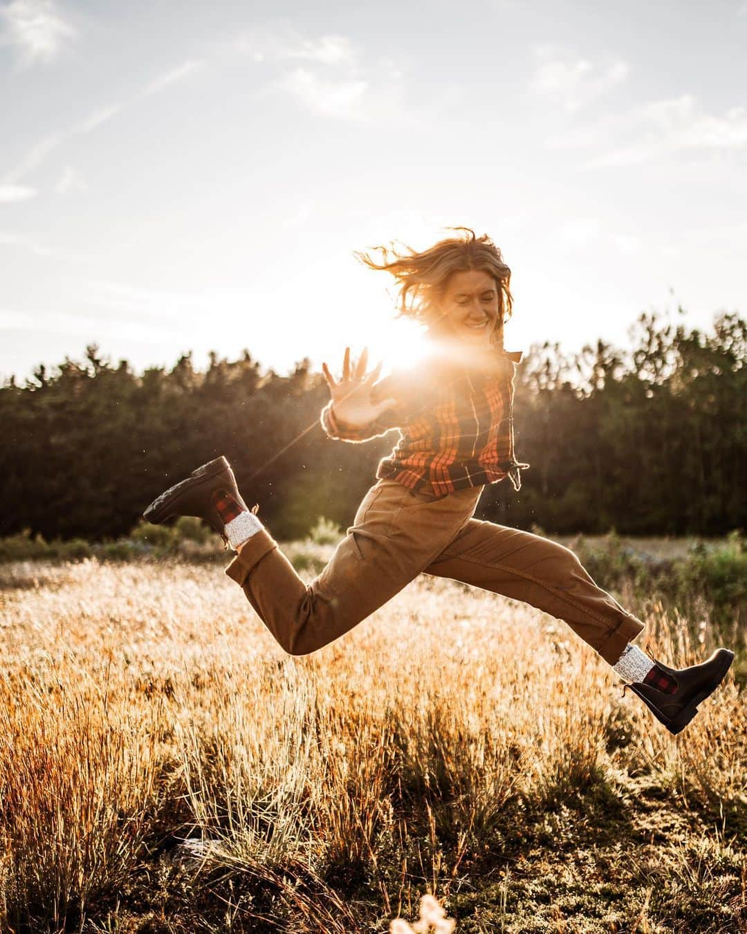 L.L.Beanさんのインスタグラム写真 - (L.L.BeanInstagram)「There's nothing better than taking time to just explore and play with your family. A simple sunset adventure was filled with so much fun and laughter, all while staying cozy in our @llbean x @blundstoneusa collab boots and LL Bean apparel.  Knowing we'll be warm and comfortable allows our adventures to last longer, even when the sun goes down.  #ad #llbeanpartner #beanoutsider」8月31日 20時37分 - llbean