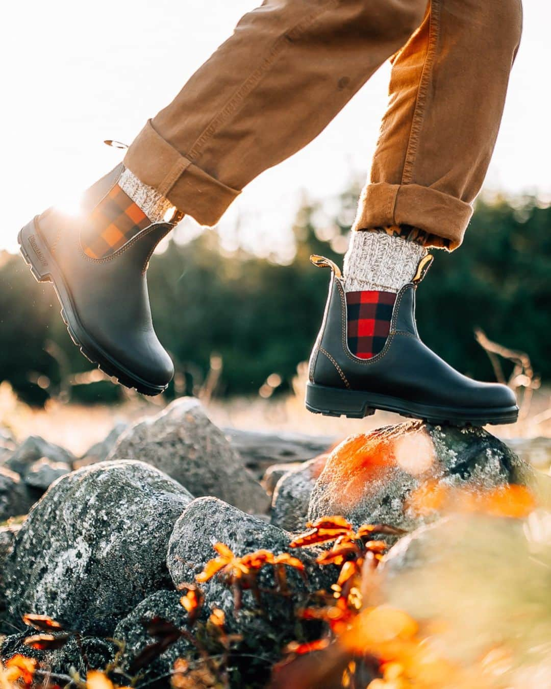 L.L.Beanさんのインスタグラム写真 - (L.L.BeanInstagram)「There's nothing better than taking time to just explore and play with your family. A simple sunset adventure was filled with so much fun and laughter, all while staying cozy in our @llbean x @blundstoneusa collab boots and LL Bean apparel.  Knowing we'll be warm and comfortable allows our adventures to last longer, even when the sun goes down.  #ad #llbeanpartner #beanoutsider」8月31日 20時37分 - llbean