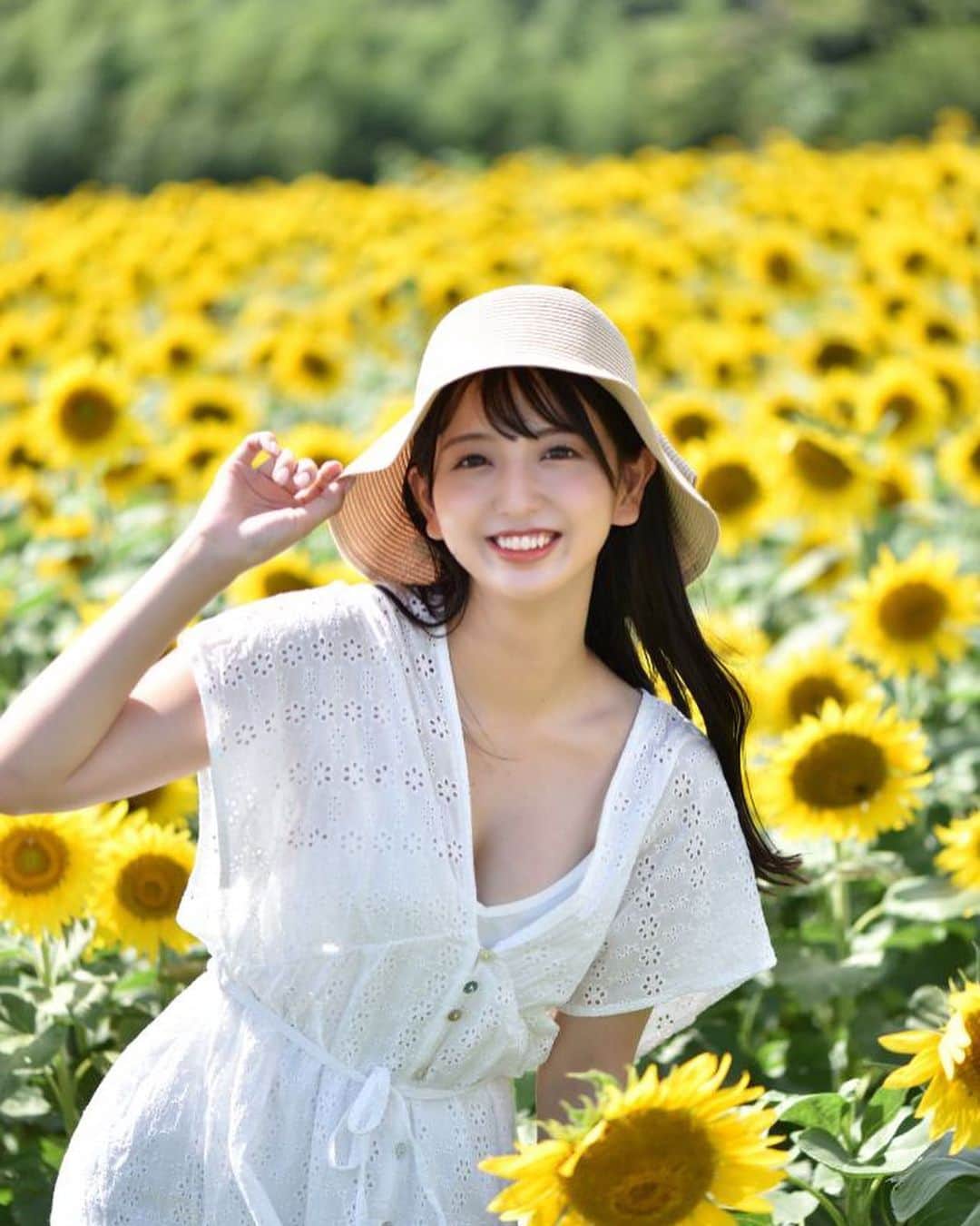 のインスタグラム：「ひまわり畑🌻  スワイプしてね👉  初めてひまわり畑で撮影会📷 とーっても天気が良くていい写真がたくさん🤳 暑い中でしたが、会いに来てくださってありがとうございました🥰 本当に楽しい撮影会で、ずっと笑ってたよね。笑  次の撮影会は、東京で10/21(土)予定です🗓️  #ポートレート #ポートレート撮影　 #Modulo64 #ModuloNakajimaRacimmg #Modulo #SUPERGT #レースクイーン#raceqeen #Moduloスマイル  #좋아요 #셀카 #팔로우 #얼스타그램　#일본 #귀여워 #카메라  #攝影 #旅遊攝影 #拍攝 #寫真 #攝影日記 #人像攝影  #サーキット #レースクイーン写真部 #撮影会モデル #撮影会 #ひまわり畑 #夏コーデ #白ワンピ」
