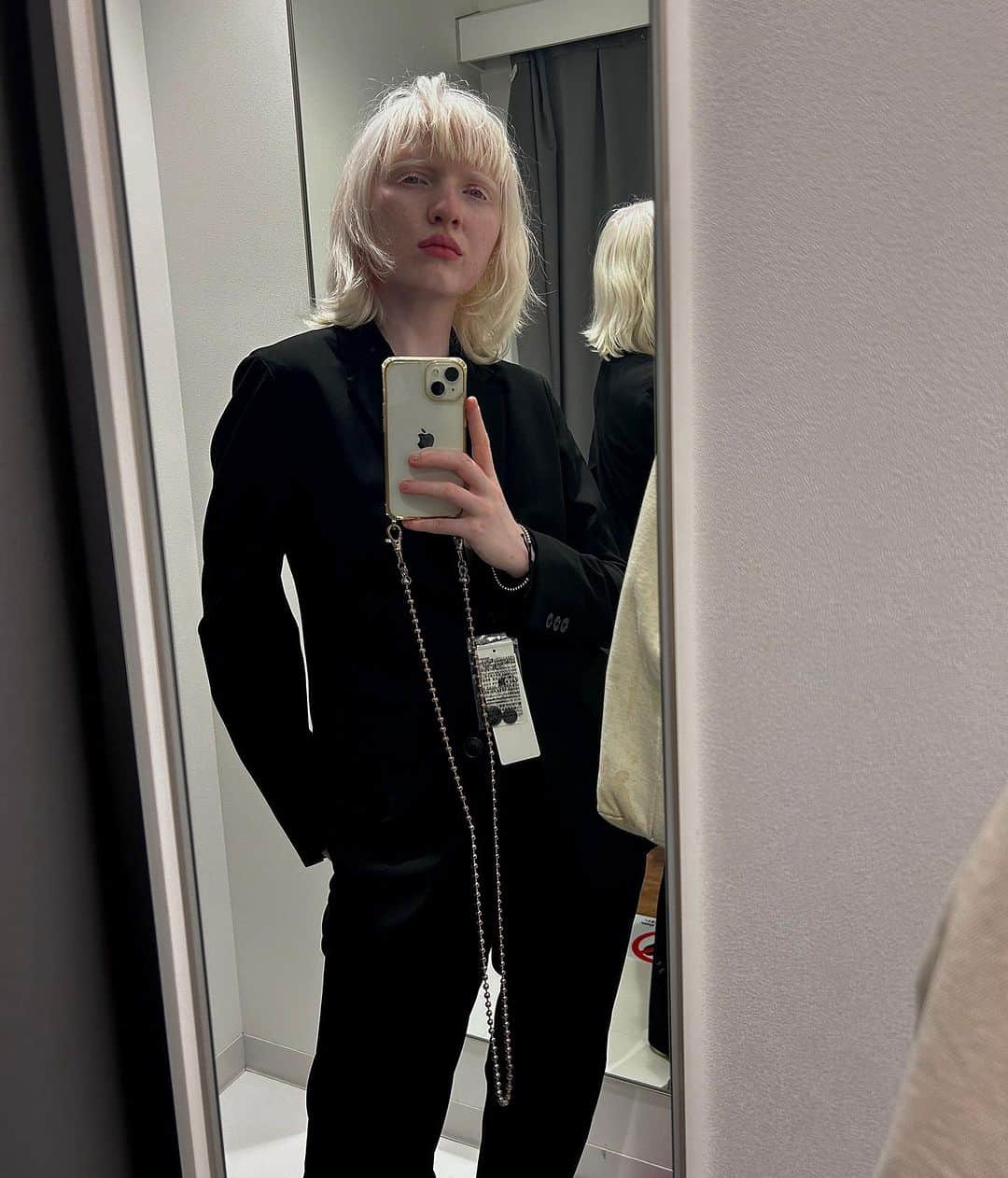 ナスチャのインスタグラム：「who says that salaryman suits in Japan are uncool? no no 🖤👩🏼‍💻」