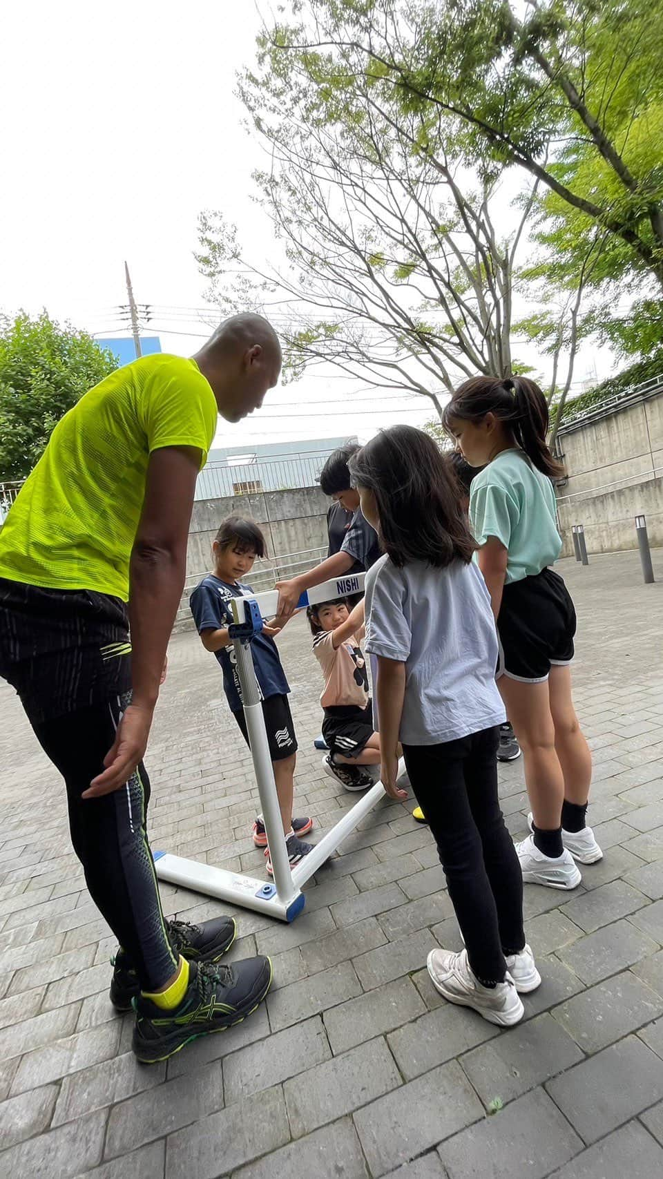 モーゼス夢のインスタグラム：「夏の終わりに🌎🤲🏾 子供の夏休みの思い出にパフォーマンスできてよかった #尼崎の黒豹#モーゼマン#夏休み#NICE #catcute」