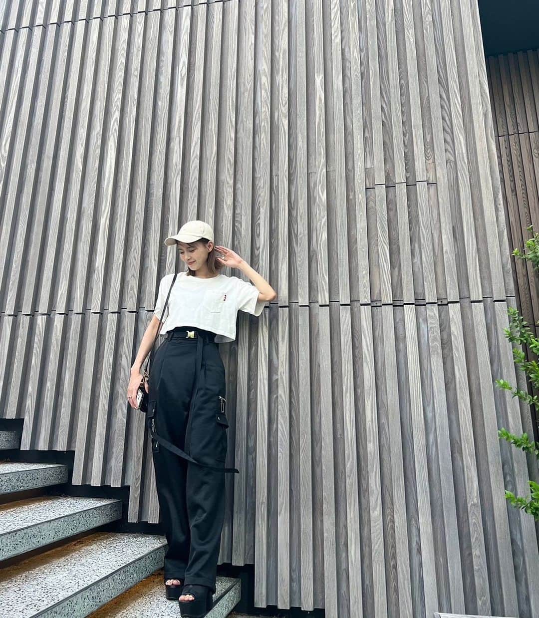新條由芽のインスタグラム：「. 珍しく一目惚れした黒パンツ✌️ パンツ履くことあまりなかったけどこれはお気に入りになった！」