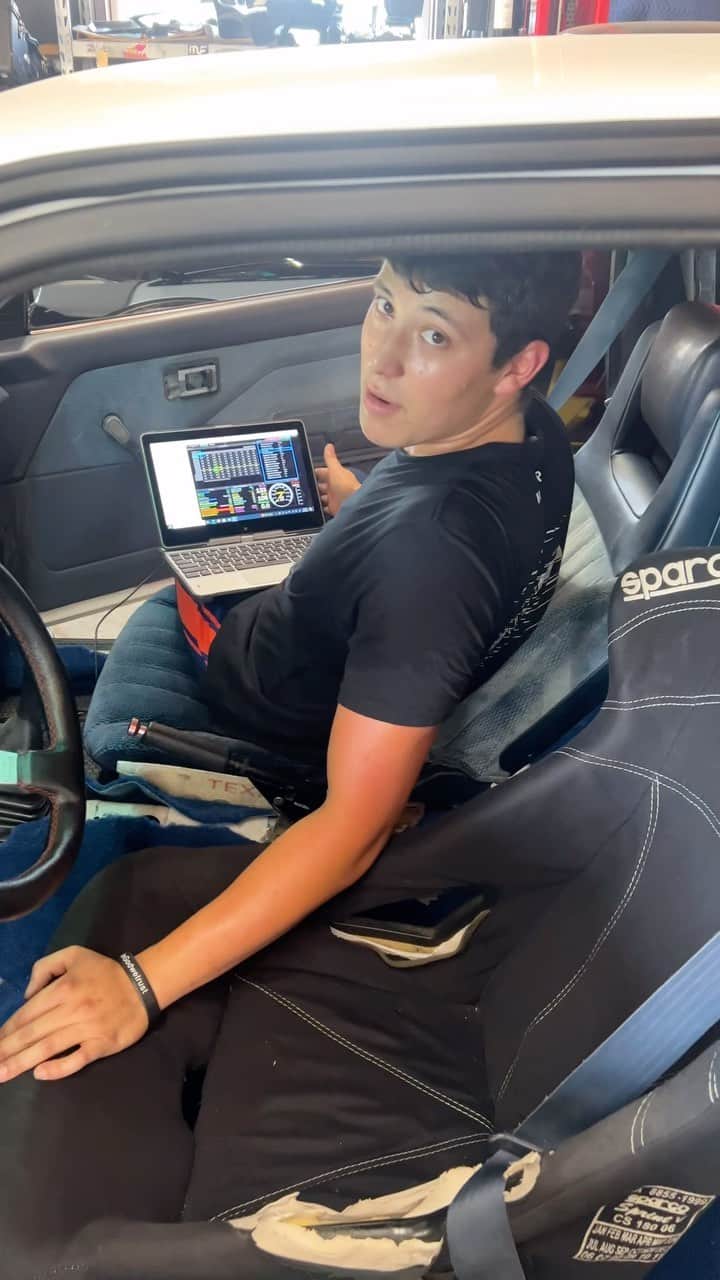 スティーブのインスタグラム：「The Kid is now a tuner too?? Here he is dialing in his Hachiroku with special thanks to @rnr_autosport and @ipstuned  あっちゃんは汗かきながらハチロクのチューニングしてる‼️すんげ〜」