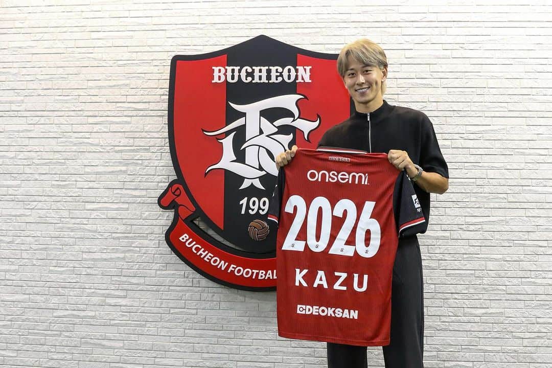 高橋一輝のインスタグラム：「I am proud to announce my contract renewal with @bucheonfc1995 until December 2026✍️ First of I really appreciate the club specially head coach for trusting me and giving me this great opportunity. 2014 when I was 17 years old has begun my journey in Europe as a big dreamer but at end of the day I could not achieve my dream in Europe and 2023 Bucheon FC gave me an opportunity to play in Asia. As a player it was really difficult to find a new dream after I gave up my dream in Europe but Bucheon FC gave me a new dream in my career that is to promote to K1. I am sure It's a huge challenge but I will do what I can do for this amazing club until the last day of my contract. Let's make history together. Vamos BFC💪❤️🖤」
