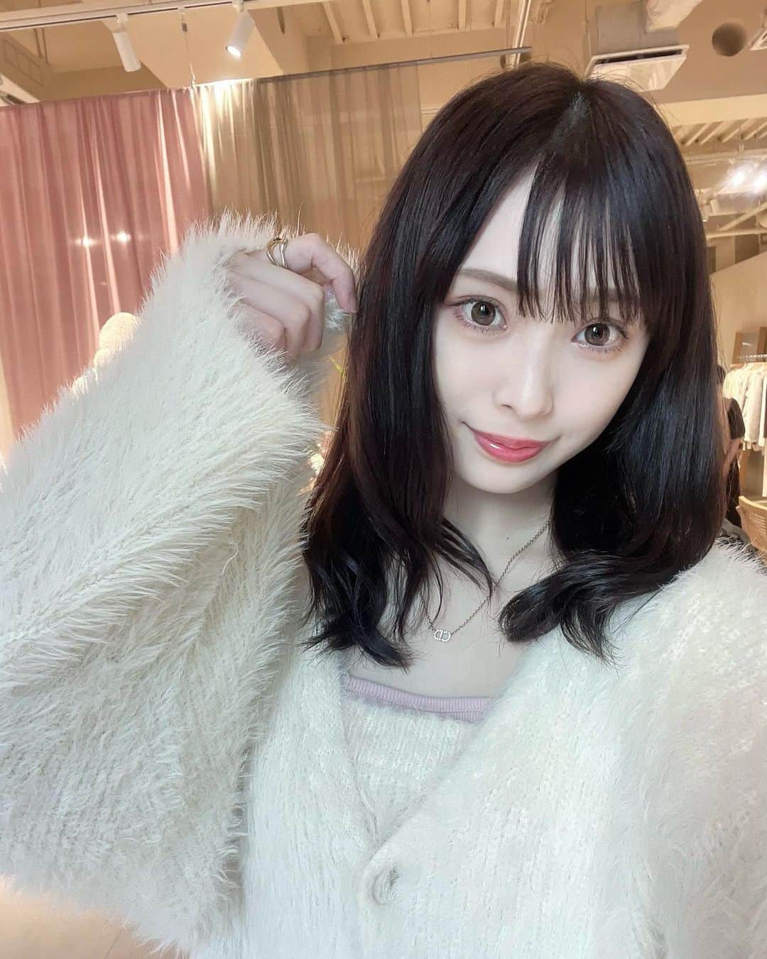 梅山恋和のインスタグラム：「☺︎  先日 @heather_love_official のaw展示会へ 招待して頂きました🤎  可愛いお洋服沢山で 悩みすぎた〜  私はブラウンのブーツがお気に入り♡  早く履いてお出かけしたいなあ  #heather#ヘザー#秋冬コーデ#2023AW#展示会#カーディガン#シャギーカーディガン#シャギーニット#キャミソール#ショート丈#オフホワイト#アンサンブル#ミニスカート#ミニ丈#フェイクレザー#ブラウンコーデ#ブーツ#ロングブーツ」