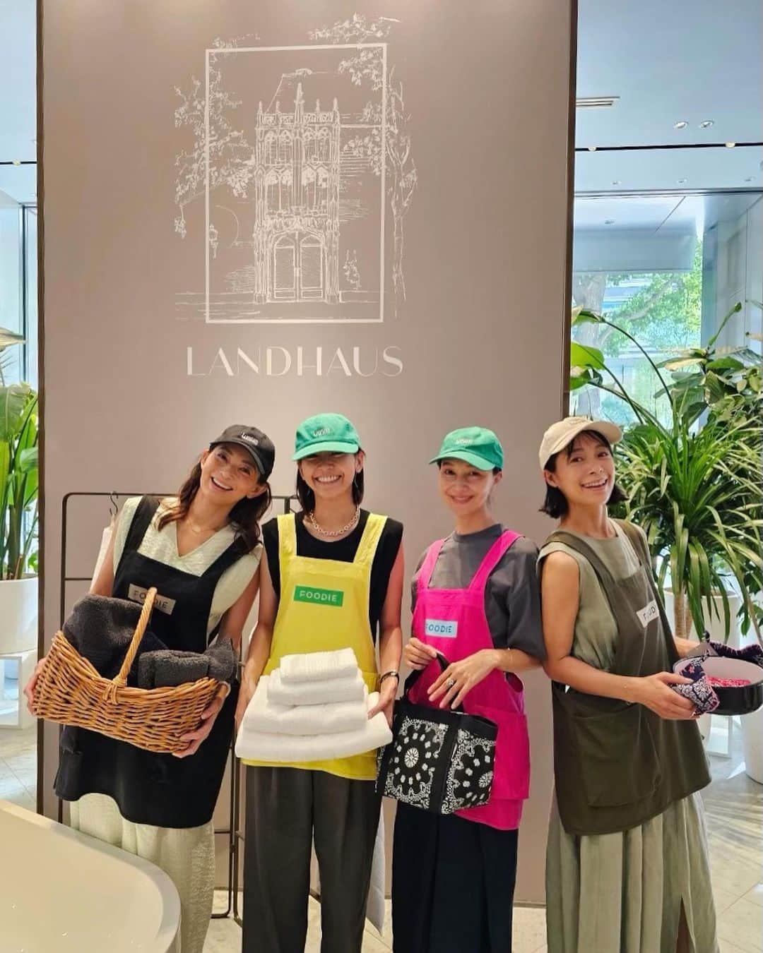 愛可さんのインスタグラム写真 - (愛可Instagram)「昨日は、いつものみんなで 東京ミッドタウン内のイセタンサローネにて開催中のライフスタイルブランド、LANDHAUS(ラントハウス)　@landhaus.official のポップアップへ！  とにかく気持ちが良いタオルを中心に、カットソー生地のルームウェアや、数量限定の絶妙丈のエプロンなど、 使い勝手が良く気の利いたアイテムが沢山ありました。  タオルのカラーリングは白はもちろん、ネイビーやグレーなどのカラーも素敵なので、性別問わずギフトにも最高なはず！　  同時開催で、ファッションブランド THE NEWHOUSE(ザ・ニューハウス）　@the_newhouse のポップアップも。  みんなでいろいろ身に付けてみました バスタオルの他に、私となおちゃんはこのグリーンのキャップを選びました。　  9月5日まで、開催中です！  #ラントハウス」8月31日 20時42分 - aikick