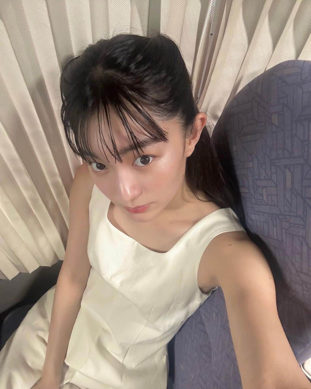 阿部朱梨のインスタグラム：「やっぱり黒髪ぱっつんが 落ち着きますのん🐦‍⬛🐦‍⬛🐦‍⬛」