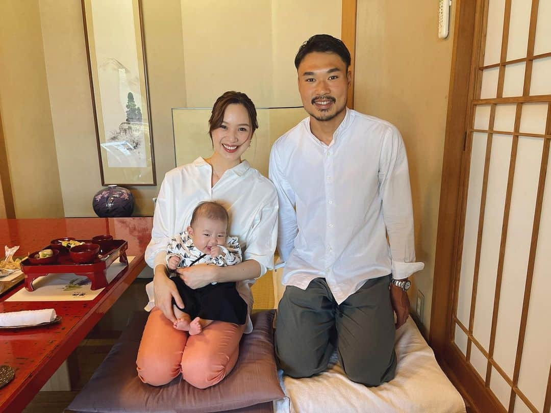 結城はゆるさんのインスタグラム写真 - (結城はゆるInstagram)「👨🏽👶🏻👩🏻📸 　 　 　 　　記念写真も撮ってもらいまして。 　　たくさん撮ってくれてるのに(連写並にw) 　　誰か1人は半目になるよね🙋‍♀️ #あるある 　　その中から見つけたまともな３枚👏   　　 　　 　　 　　 　　 #お食い初め #お食い初めコーデ  #百日祝い #100日祝い #生後100日  #家族写真 #お食い初めフォト #令和5年ベビー  #男の子ママ #男の子ベビー #ベビー袴  #新米ママ #マタニティ #マタニティコーデ  #初マタ #赤ちゃんのいる生活 #赤ちゃんとお出かけ #yuuki_baby」8月31日 20時44分 - yuuki__hs