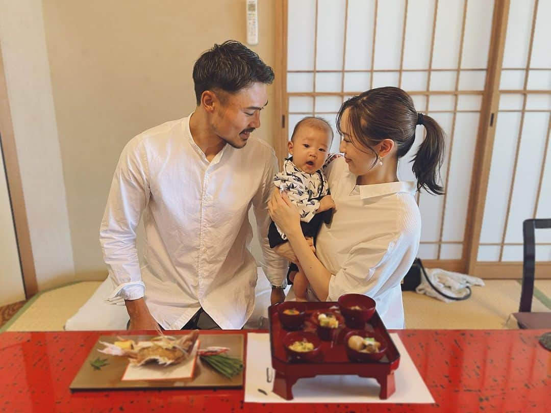 結城はゆるのインスタグラム：「👨🏽👶🏻👩🏻📸 　 　 　 　　記念写真も撮ってもらいまして。 　　たくさん撮ってくれてるのに(連写並にw) 　　誰か1人は半目になるよね🙋‍♀️ #あるある 　　その中から見つけたまともな３枚👏   　　 　　 　　 　　 　　 #お食い初め #お食い初めコーデ  #百日祝い #100日祝い #生後100日  #家族写真 #お食い初めフォト #令和5年ベビー  #男の子ママ #男の子ベビー #ベビー袴  #新米ママ #マタニティ #マタニティコーデ  #初マタ #赤ちゃんのいる生活 #赤ちゃんとお出かけ #yuuki_baby」